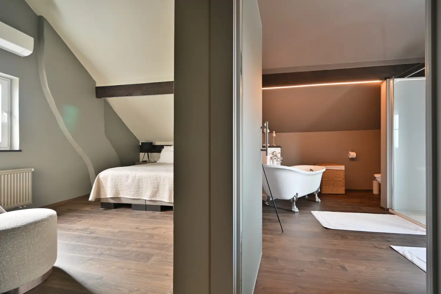 Karaktervolle woning met B&B in Veldwezelt foto 23