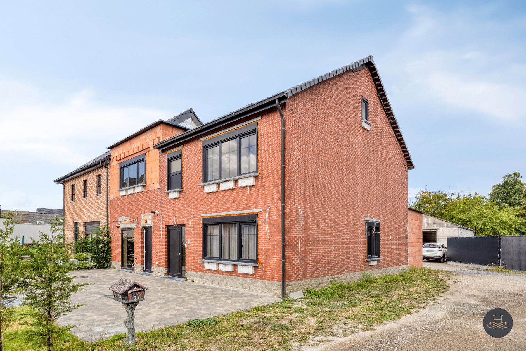 Ruime halfopen bebouwing met 5 à 6 slaapkamers en parkings foto 4