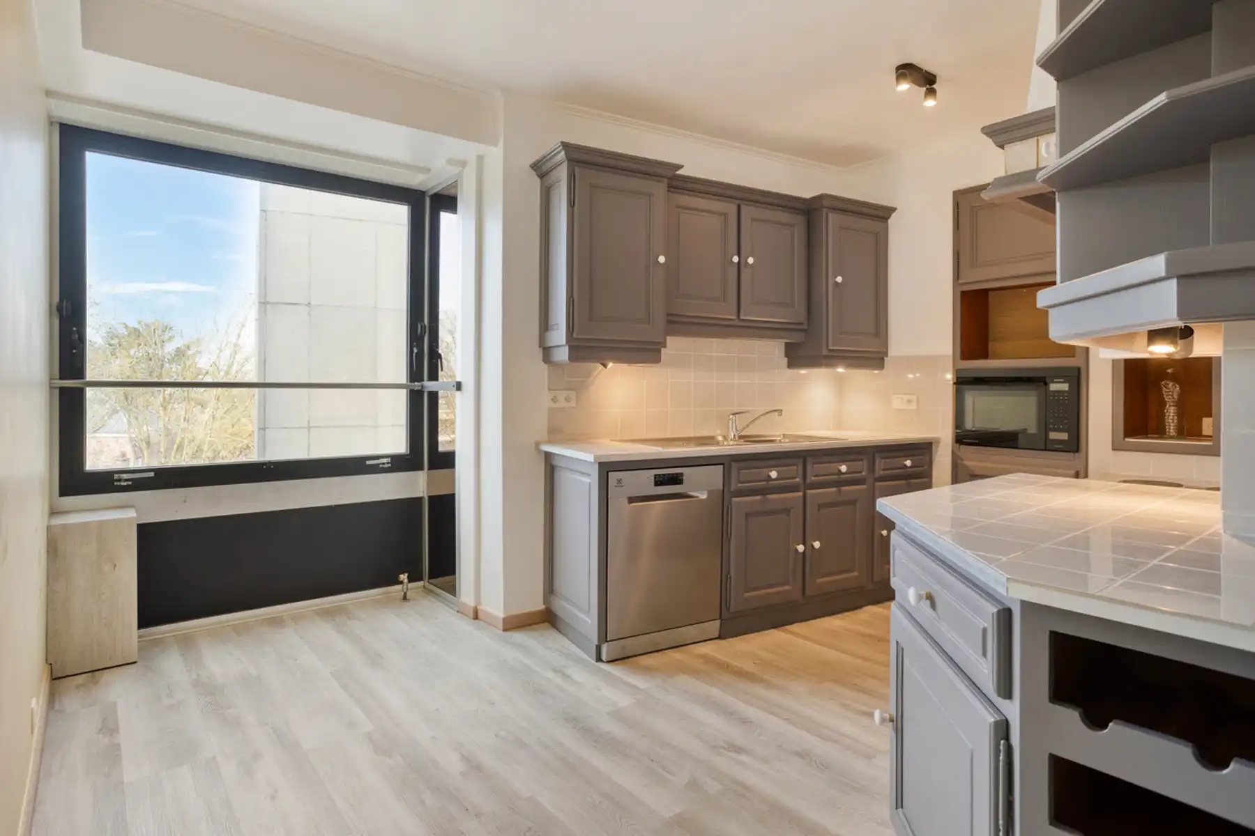 Vernieuwd 3-slaapkamerappartement met garage in hartje Aalst foto 10