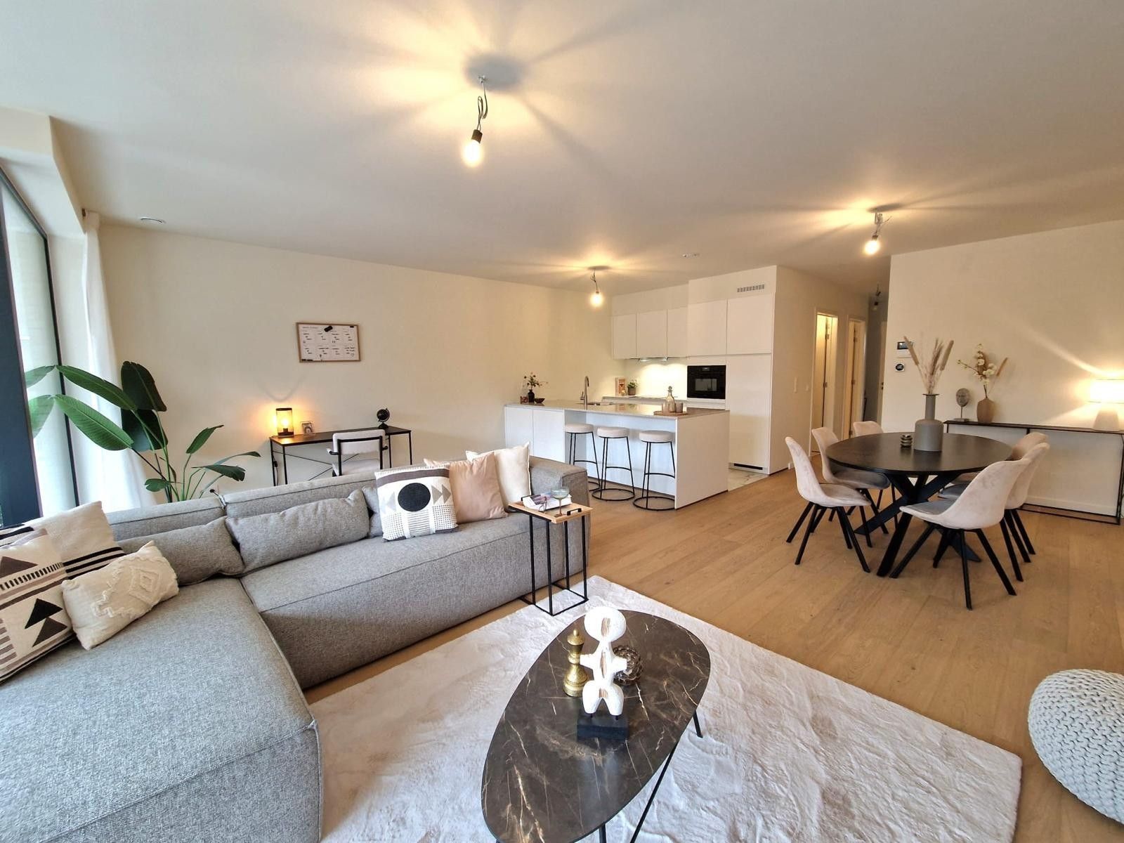 Volledig afgewerkt modelappartement! foto {{pictureIndex}}