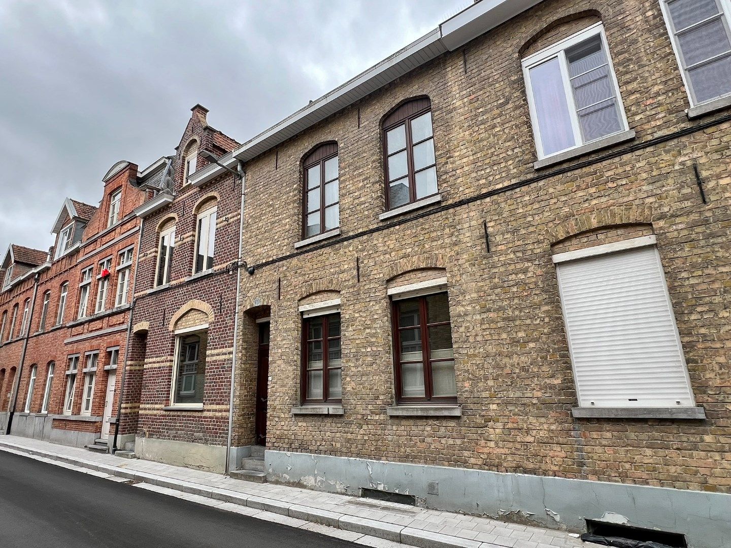 Rijwoning met  koer en uitweg op rustige en doch centrale ligging.  foto 1