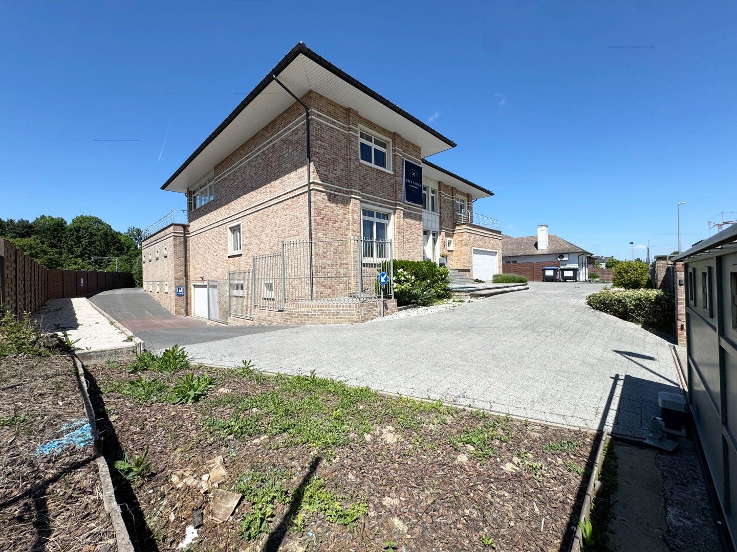 Unieke en ruime villa met 9 slaapkamers, lift, zonnepanelen en 10 parkeerplaatsen op riant perceel van 2.313 m² foto 2