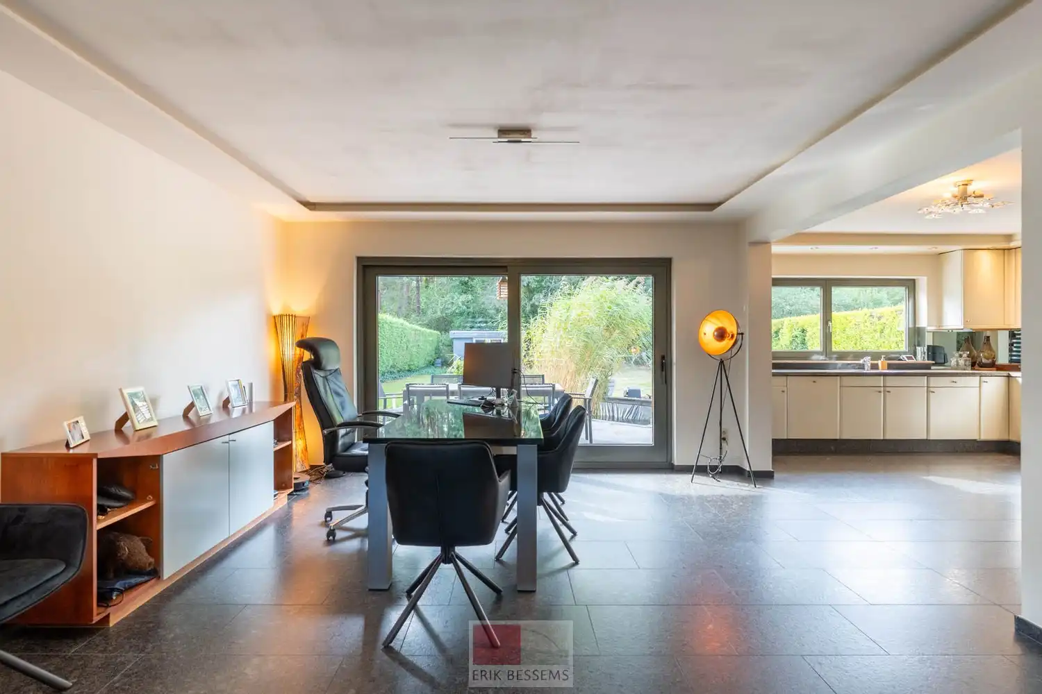 Vrijstaande woning gelegen op een royaal perceel van maar liefst 990 m² en beschikt over een bewoonbare oppervlakte van circa 221 m² foto 12