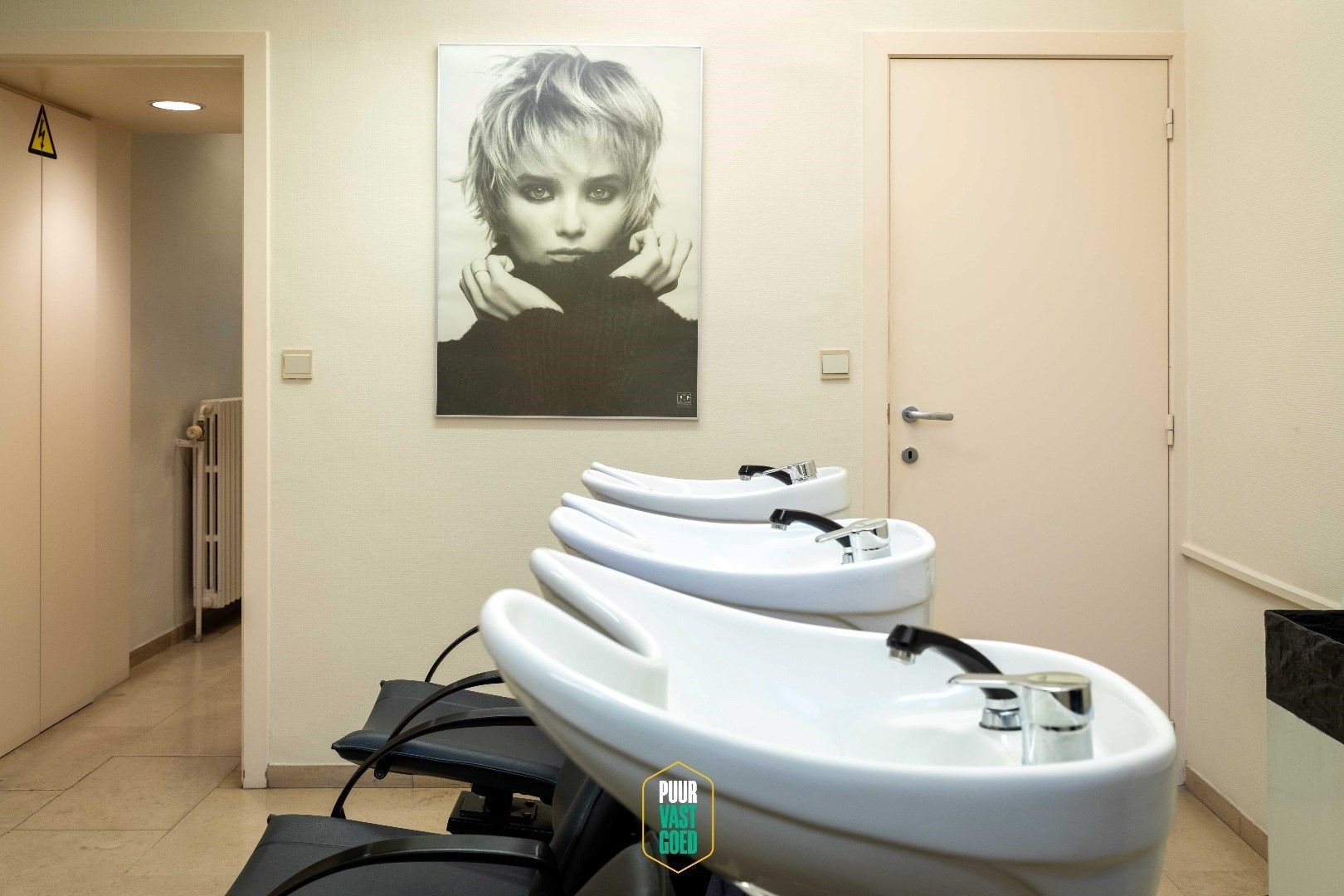 Gerenoveerd mooi Brugs hoekpand met trapgevel ingericht als kapsalon foto 11