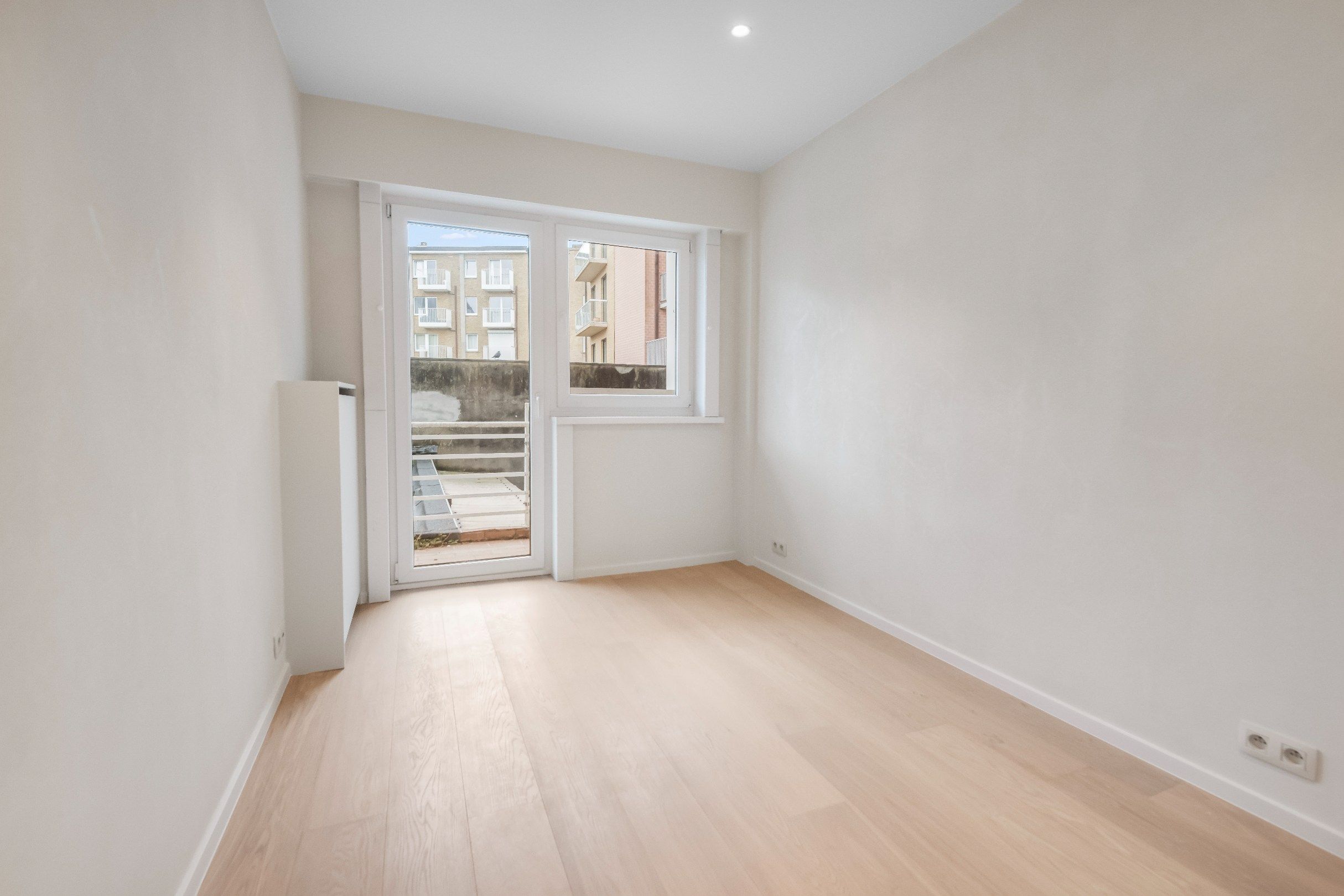 Prachtig gerenoveerd appartement rustig gelegen op de Zoutelaan vlakbij de winkels van de Dumortierlaan en de Lippenslaan. foto 15