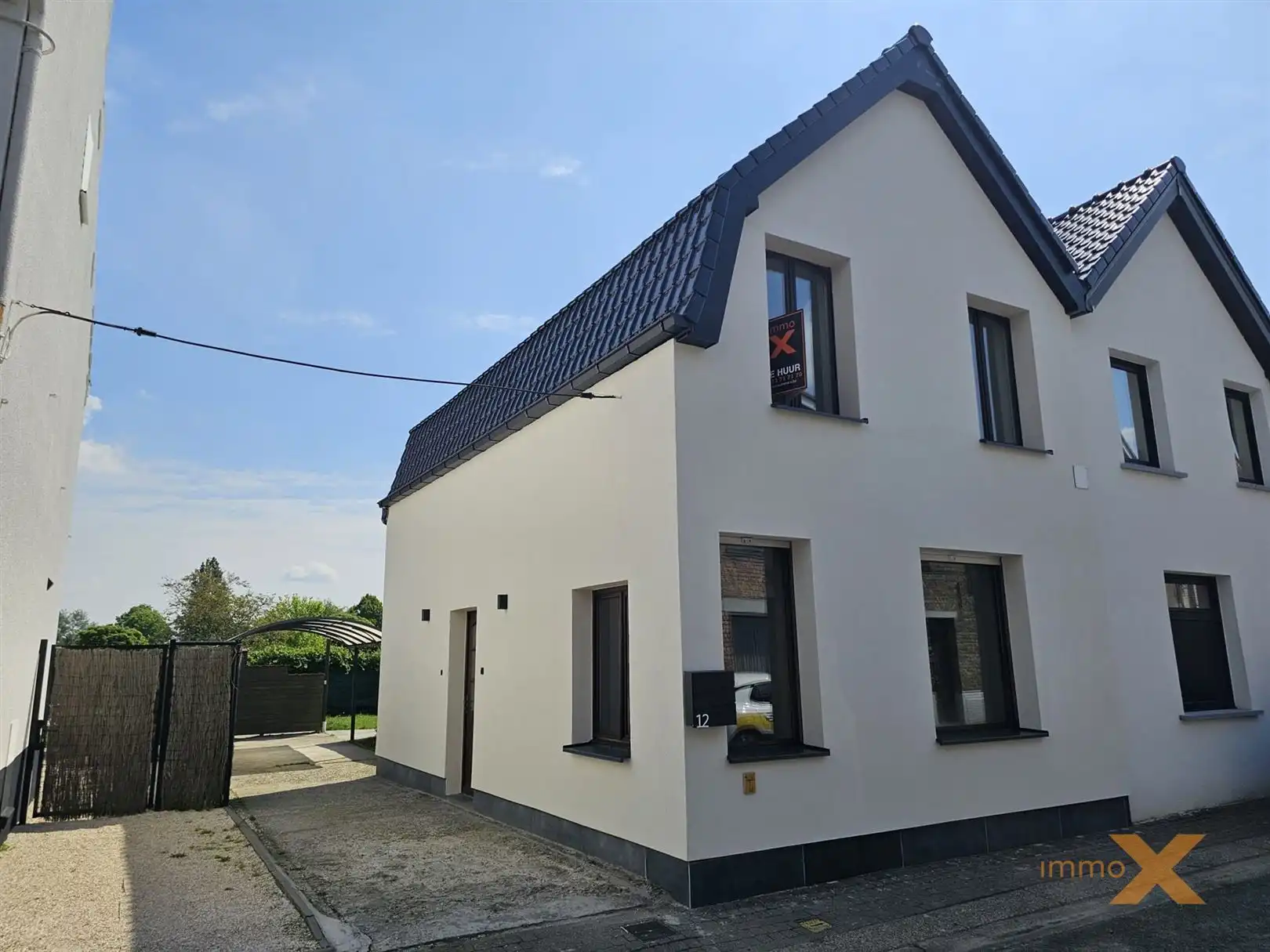 GEZELLIGE DORPSWONING MET TUINTJE foto {{pictureIndex}}