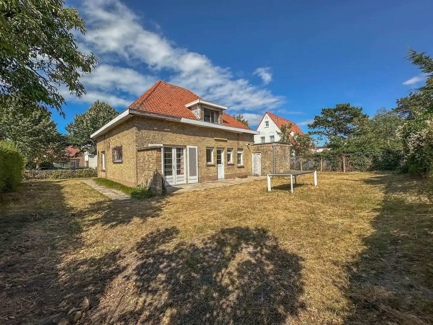 Welgelegen alleenstaande villa met opknapwerk. foto 2