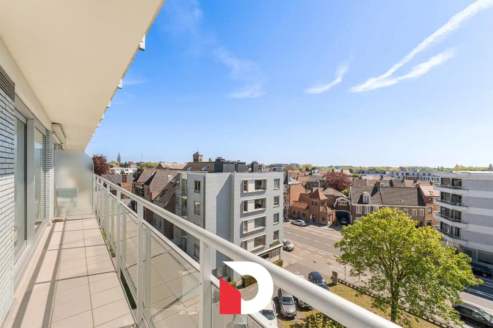 Aangenaam en lichtrijk app. op 5de verdiep met 2 slk.'ers op een toplocatie nabij het centrum van Brugge. foto {{pictureIndex}}