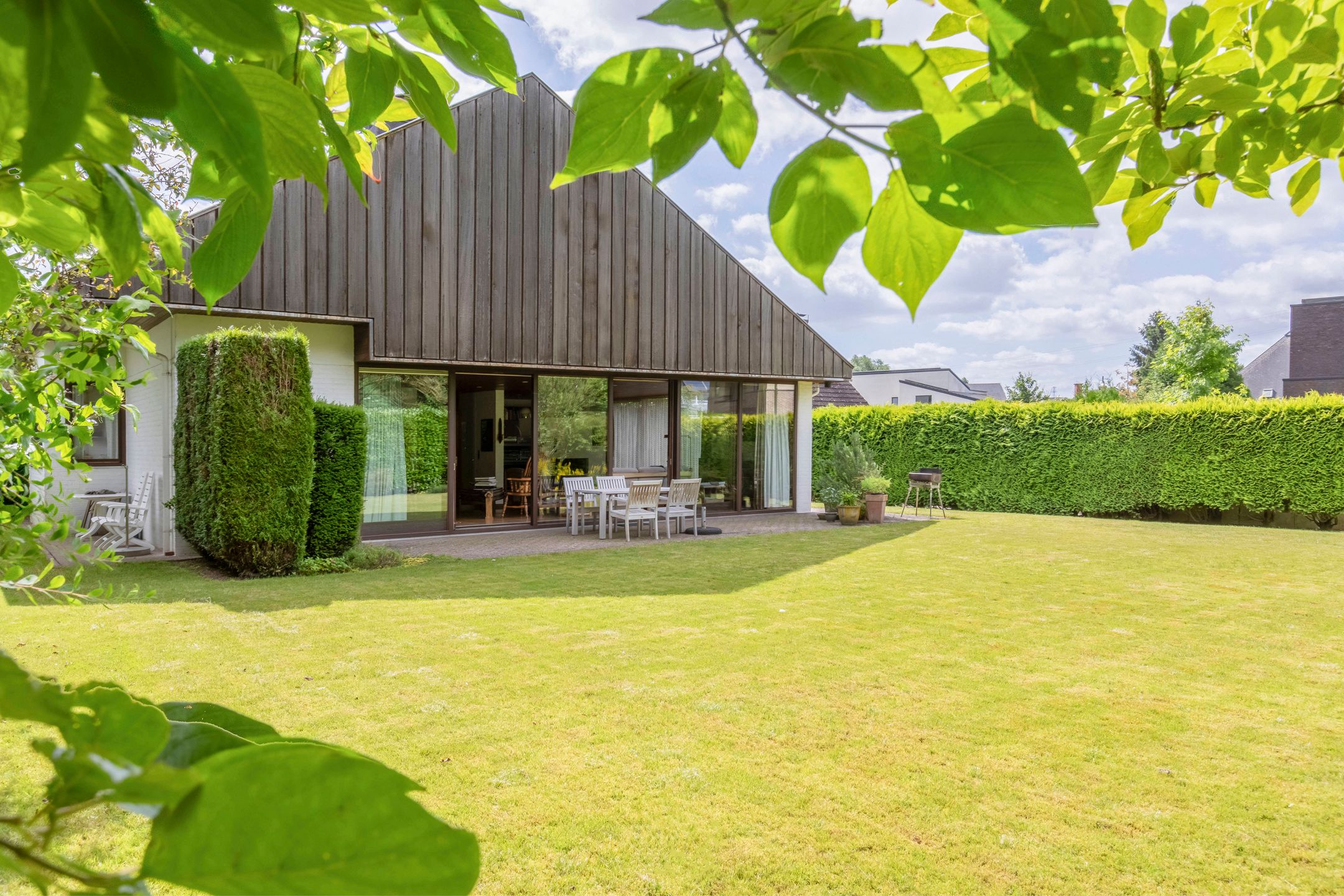 Jaren zeventig villa op prachtig perceel foto 2
