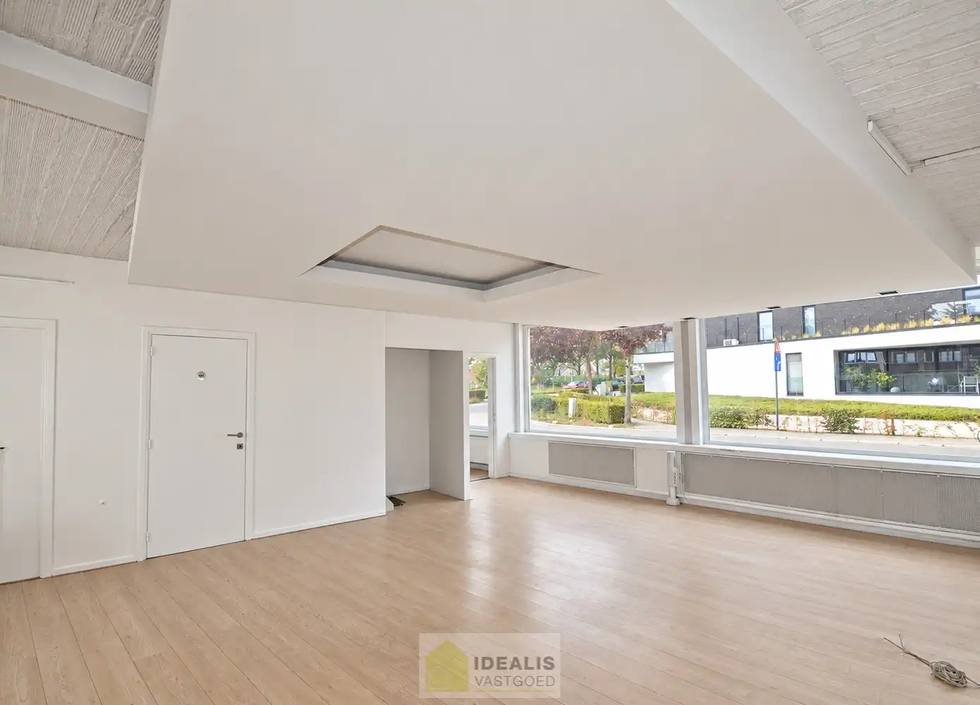 IDEALIS VASTGOED - HANDELSRUIMTE OP EEN ZEER GUNSTIGE COMMERCIËLE ZICHTLOCATIE IN HET CENTRUM VAN BERINGEN! Deze handelsruimte van + - 158m² is gelegen langs de Scheigoorstraat  in het centrum van Beringen waardoor het een toplocatie is. Bovendien is er ruim voldoende privatieve parkeergelegenheid voor de handelsruimte. Gemakkelijk te bereiken te voet, per auto én openbaar vervoer en gelegen op een absolute zichtlocatie! foto 7