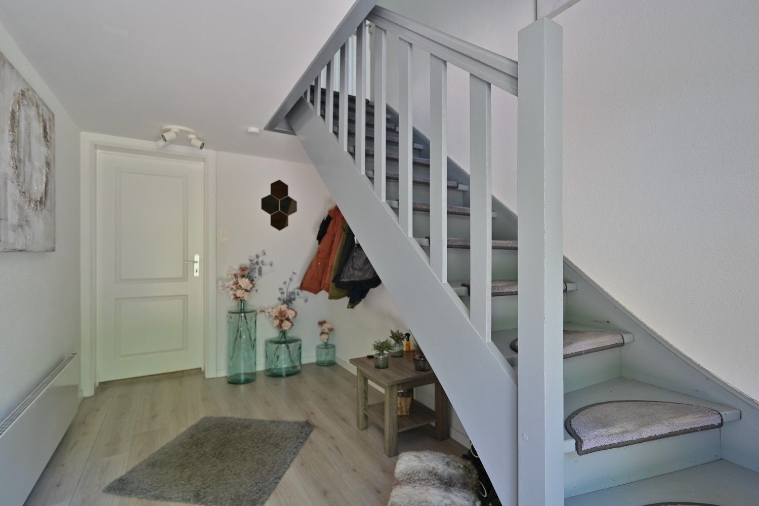Halfvrijstaande bel-etagewoning met 3 slaapkamers, bosrijk gelegen in residentiële laan foto 4