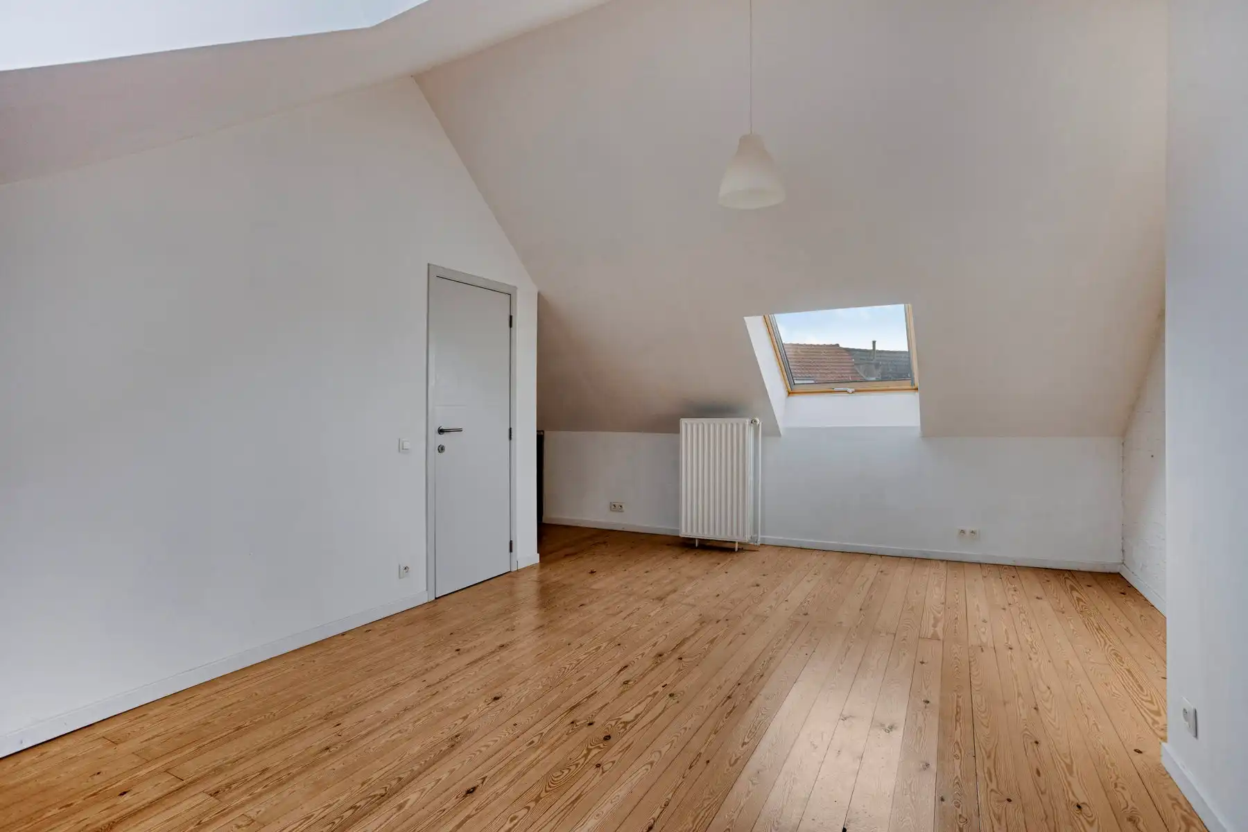 Goed gelegen woning met 4 slaapkamers, tuin en garage foto 18