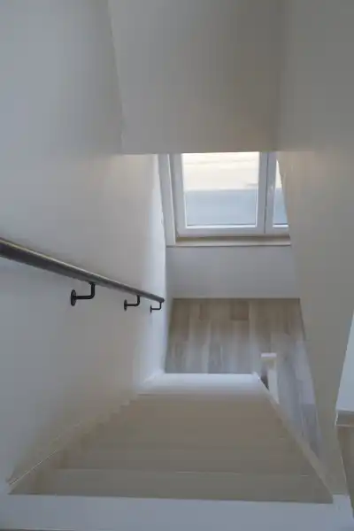 Volledig vernieuwde woning met uitweg en garage achteraan. foto 11