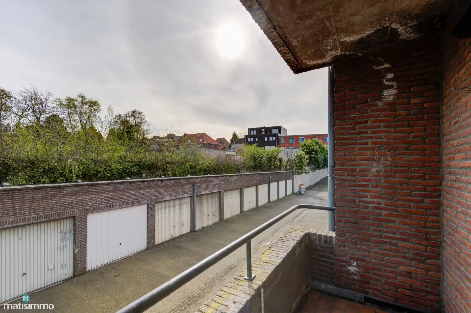 GELIJKVLOERS APPARTEMENT MET 2 SLAAPKAMERS, RUIME GARAGE, AUTOSTAANPLAATS EN KELDERBERGING TE LANAKEN foto 10