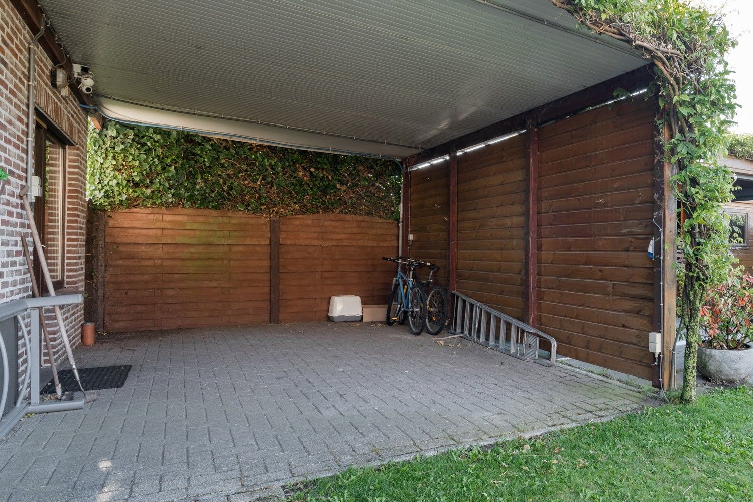 Vrijstaande woning met ruime garage en tuin, rustig gelegen nabij natuurgebied en Nederlandse grens foto 36