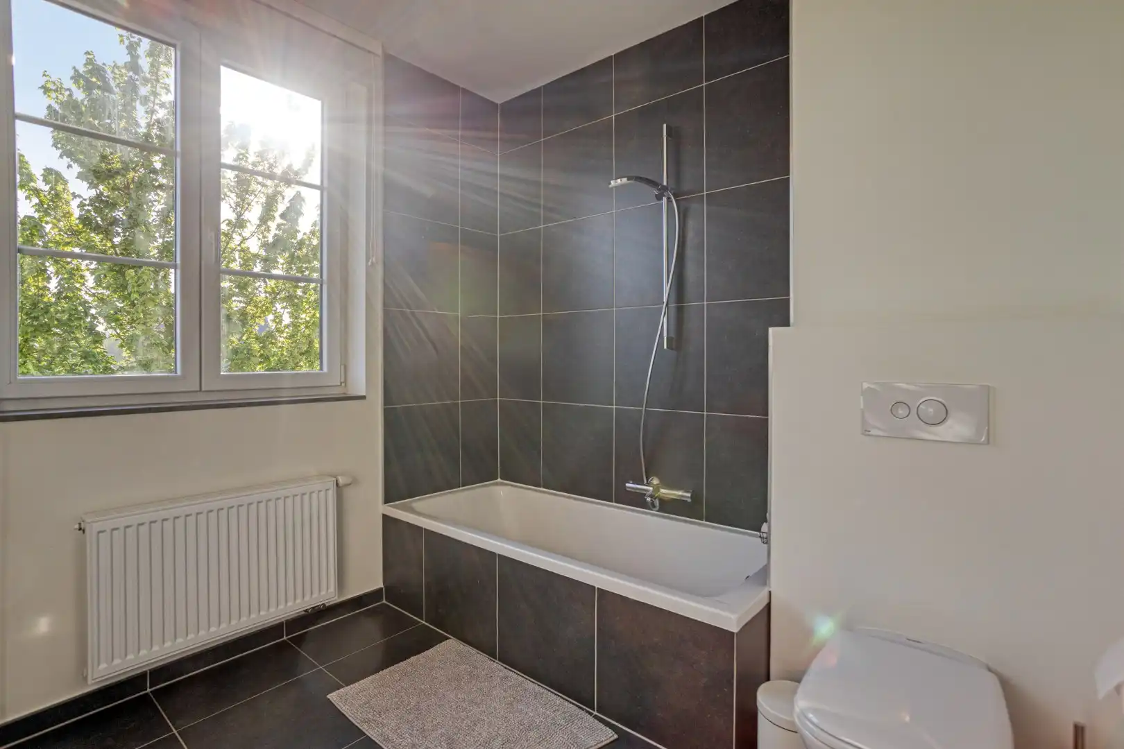 Recente halfopen woning met 4 slaapkamers en garage! foto 10