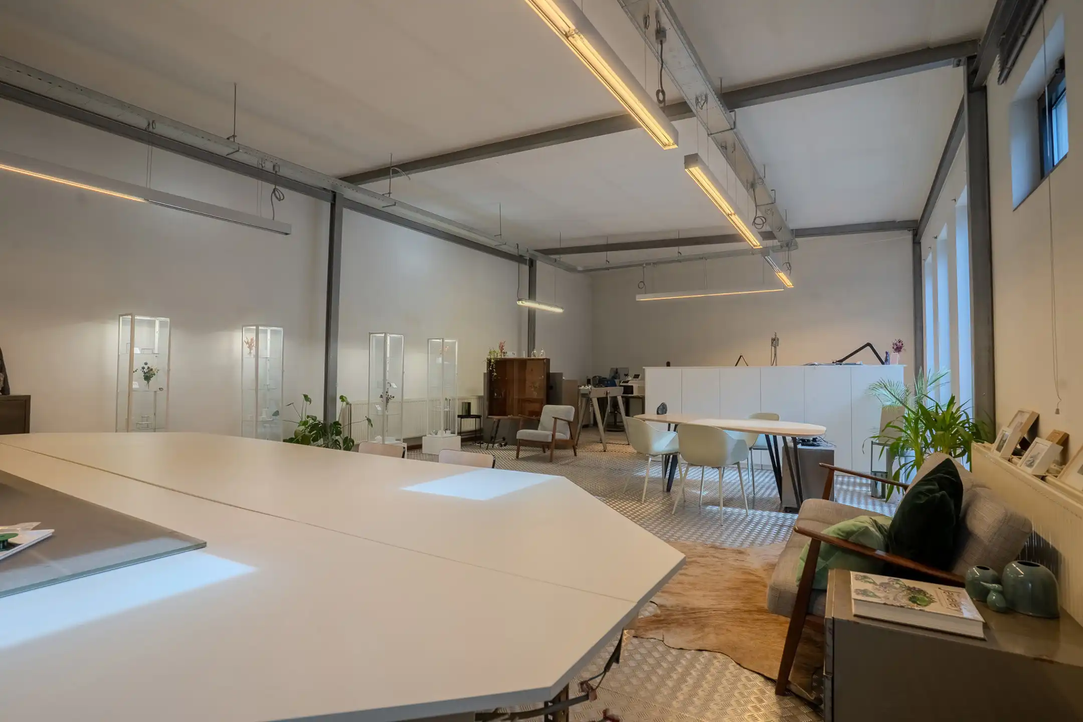 Instapklare kantoorruimte/showroom/atelier te huur foto 3