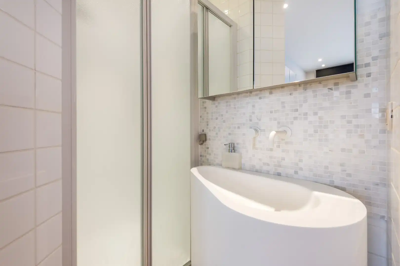 Aangenaam appartement met groot zonneterras gelegen in een rustige zijstraat van de Dumortierlaan. Parking mogelijk. foto 18