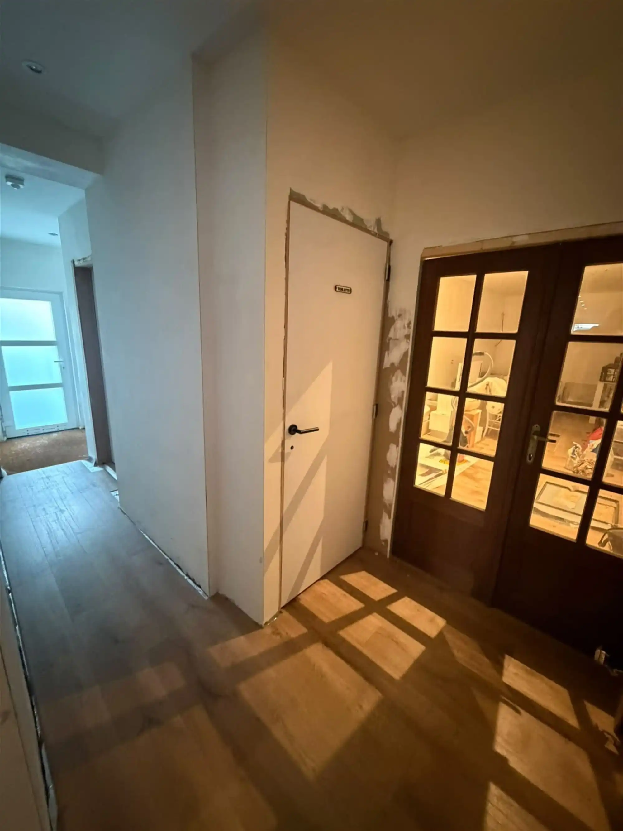 2 slaapkamers en een bureau foto 15