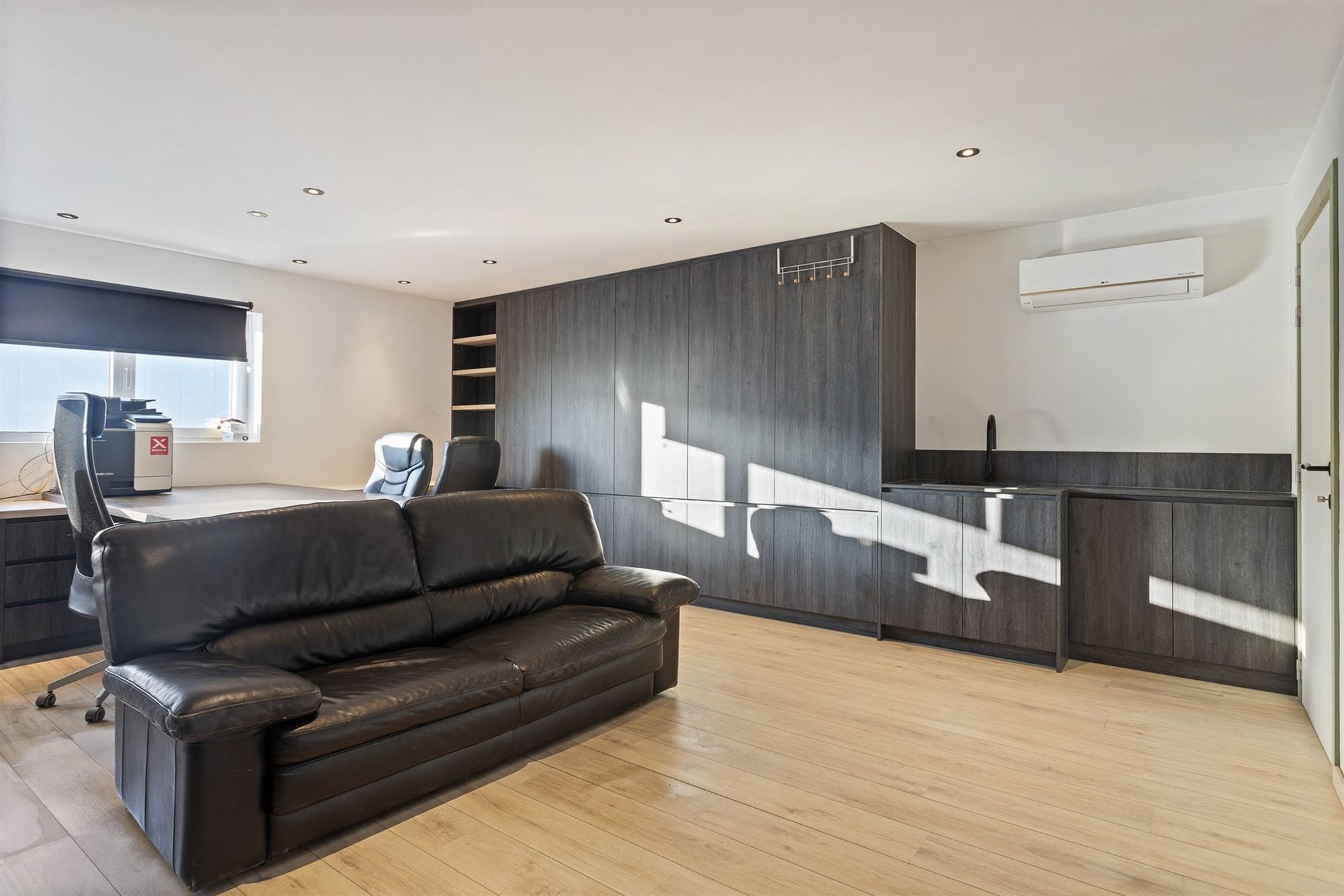 KMO-UNIT VAN 207 M2 MET BUREEL VAN 35M2 OP UITERST CENTRALE EN SNEL TOEGANKELIJKE LOCATIE TE HAM foto 12