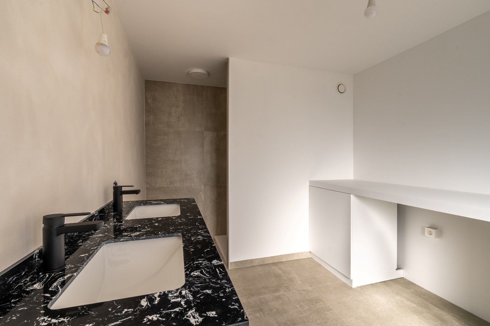 Instapklare gezinswoning met garage, 5 slaapkamers, 2 badkamers én een zonnige tuin foto 15