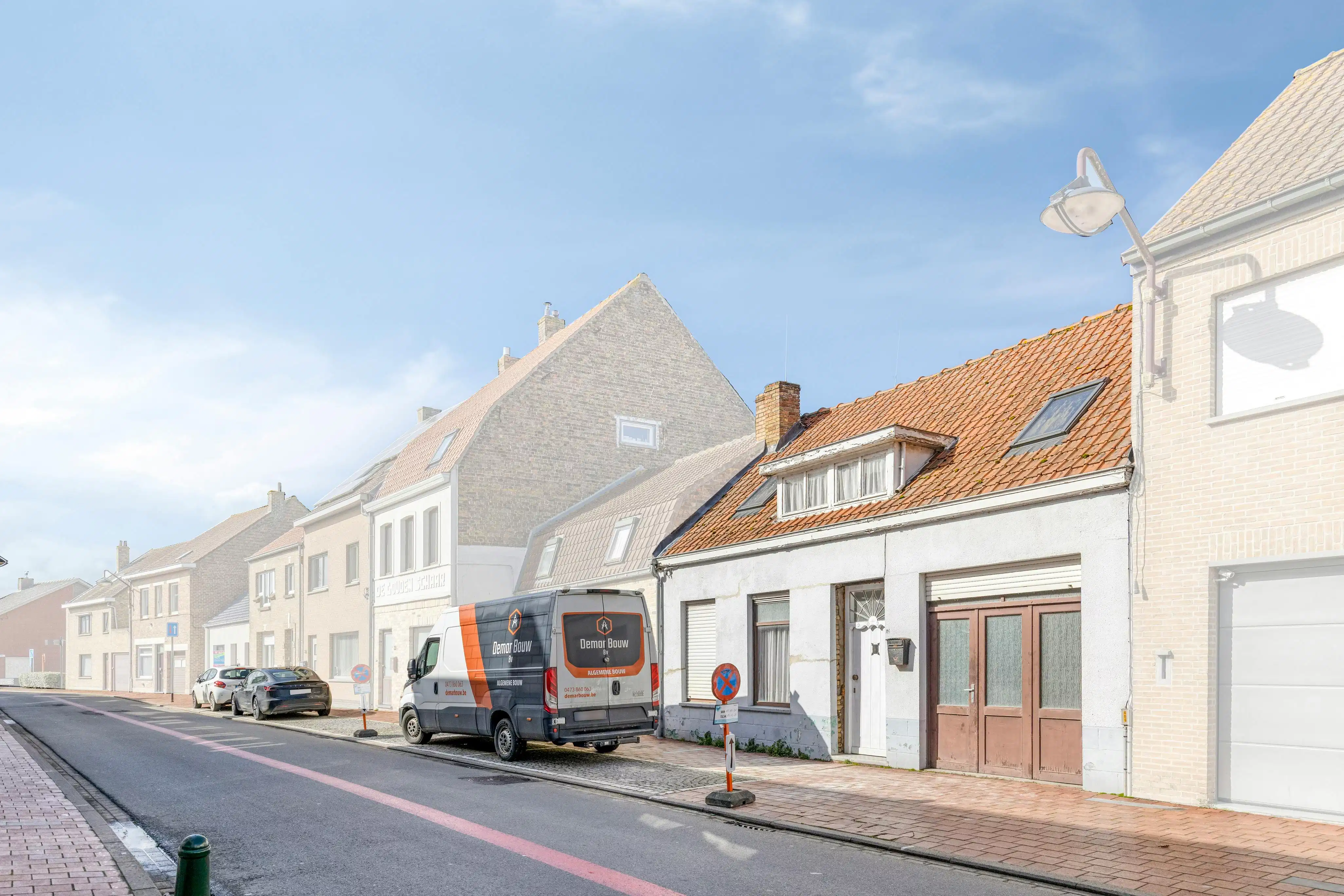 Hoofdfoto van de publicatie: Verder te renoveren woning met tuin en garage in Adinkerke.