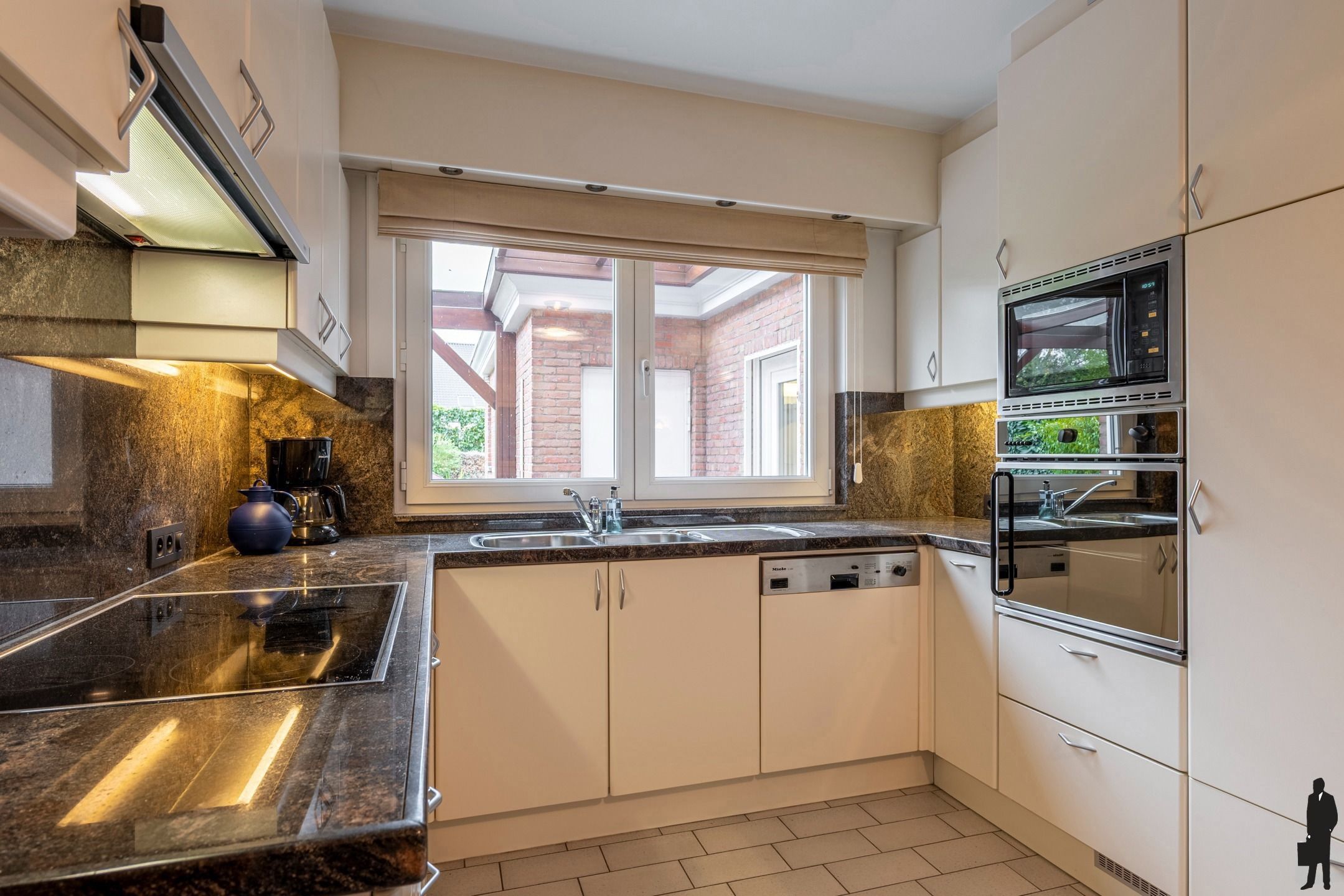 Charmante gezinswoning met 4 slks, dubbele garage op 772 m² foto 9