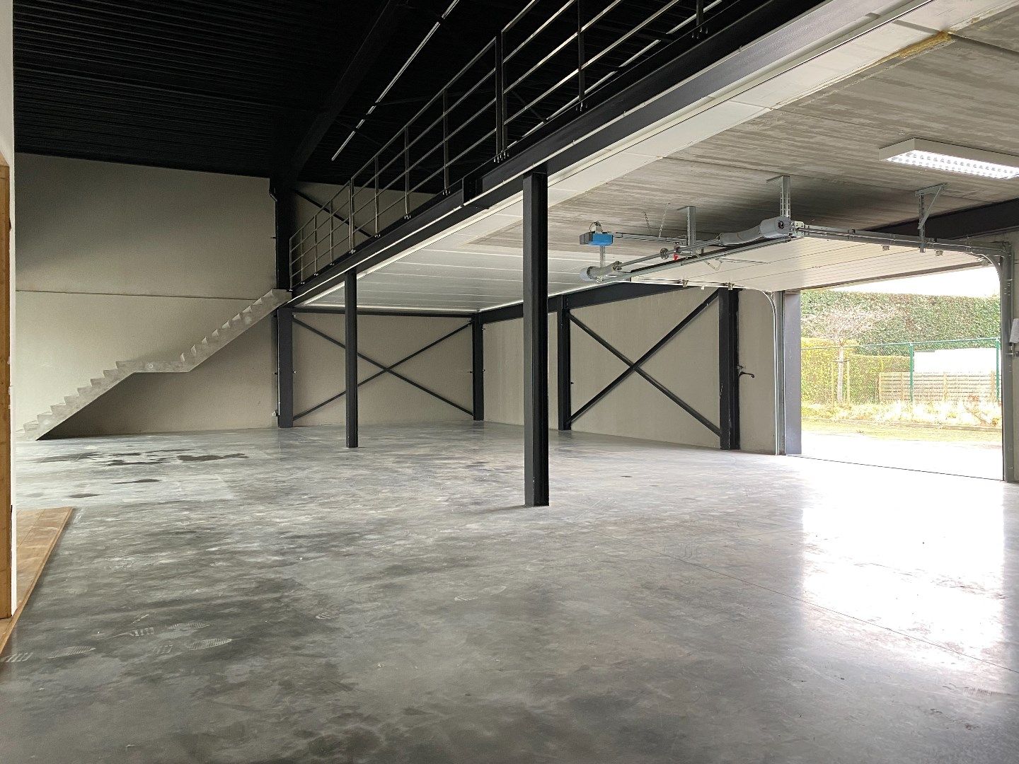 Baanwinkel / showroom op commerciële ligging met grote visibiliteit foto 6