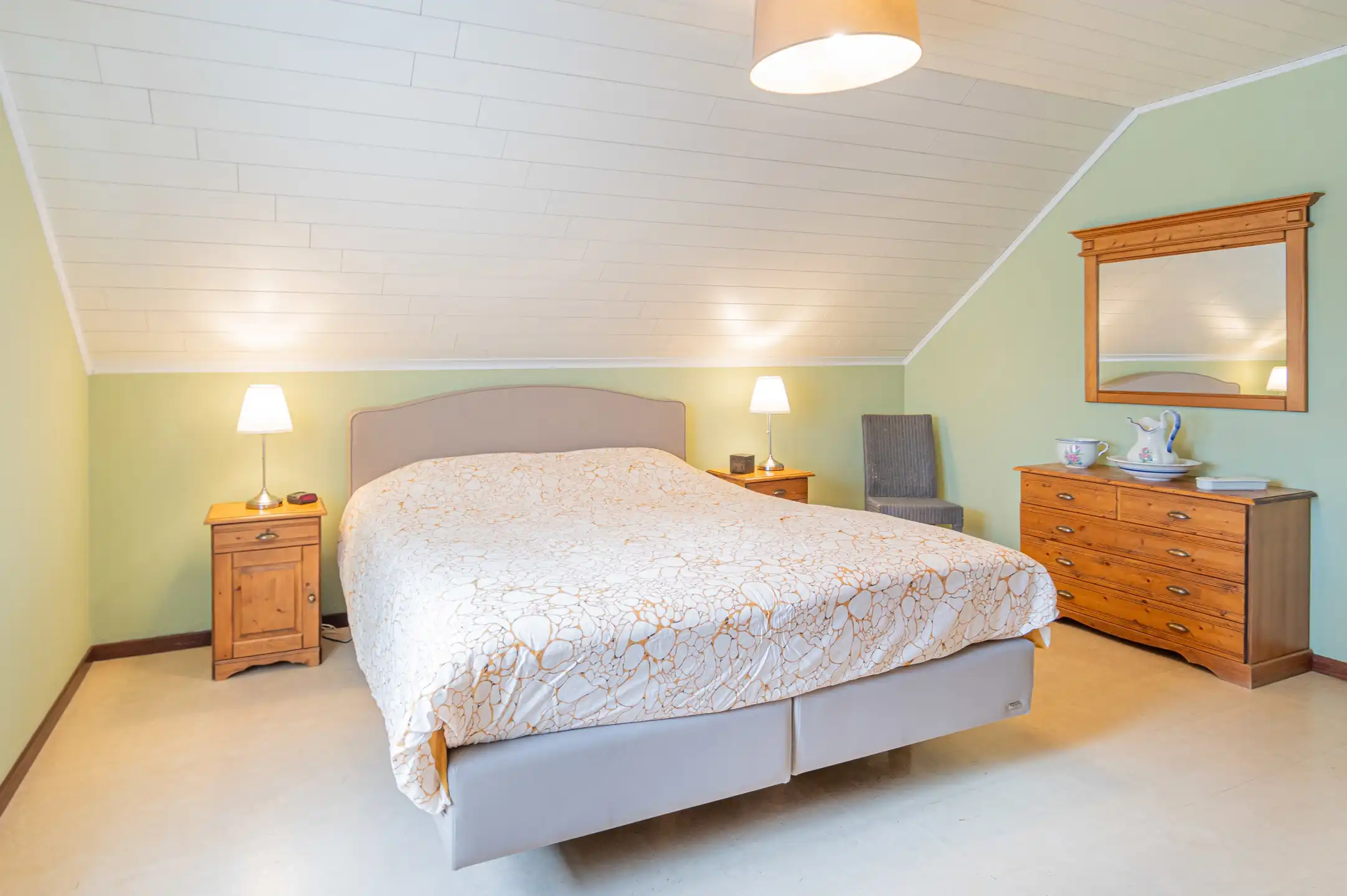 Gezinswoning in landelijke stijl in doodlopende straat foto 11