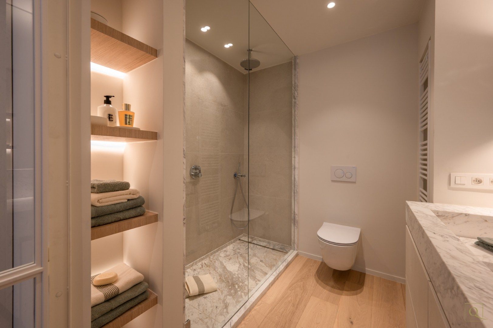 Luxueus gerenoveerd 3 slk appartement te centrum Knokke met ruime parking  foto 13