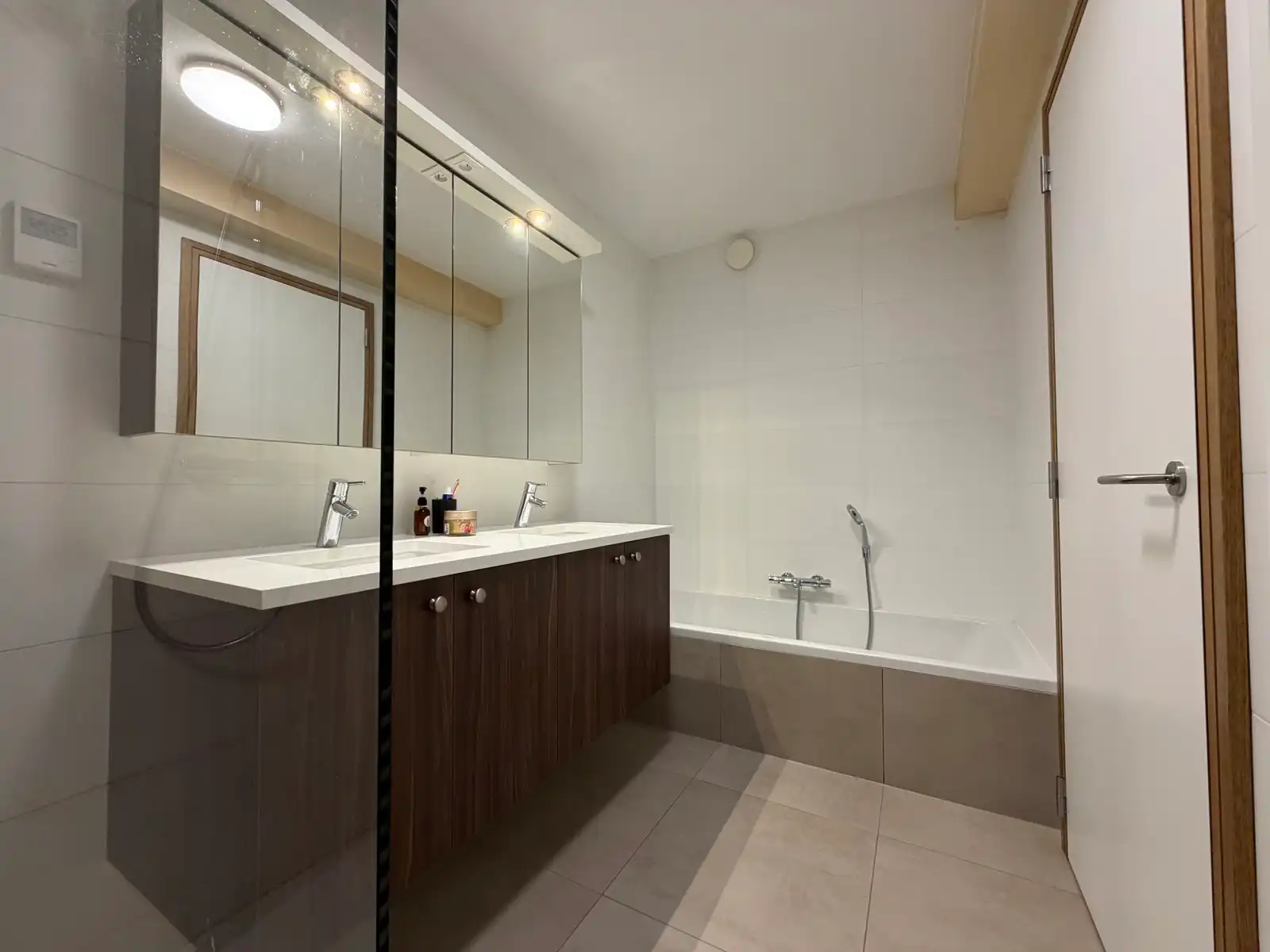 Instapklaar appartement met terras en staanplaats nabij centrum Aalst. foto 14