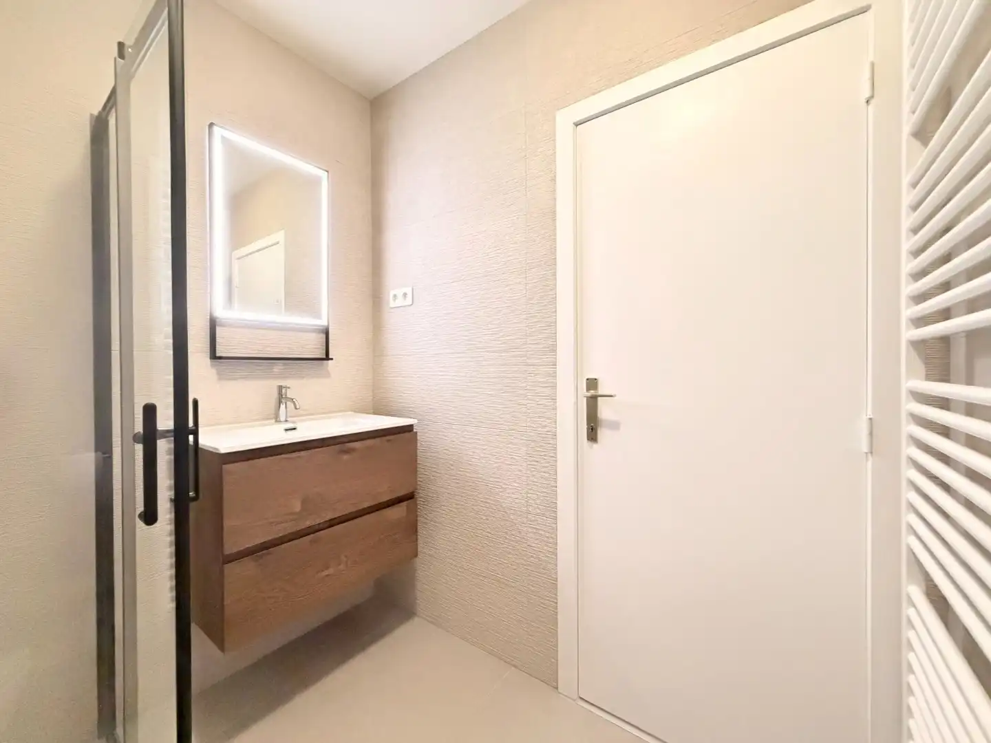 Netjes gerenoveerd 1-slaapkamer appartement met ruime kelder en inpandige garage foto 18