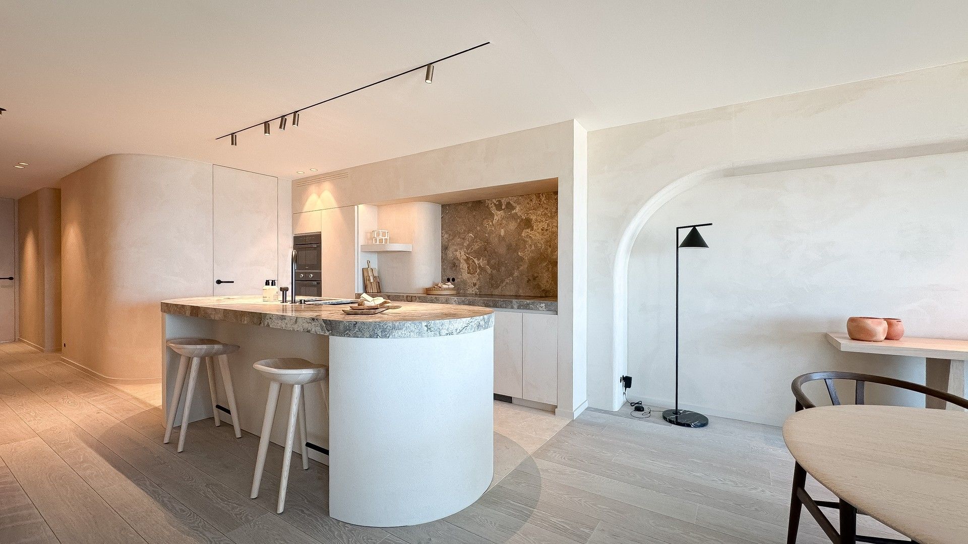 Uitzonderlijk appartement met frontaal zeezicht tussen het Albertplein, de Kustlaan en de wandeldijk. foto 4