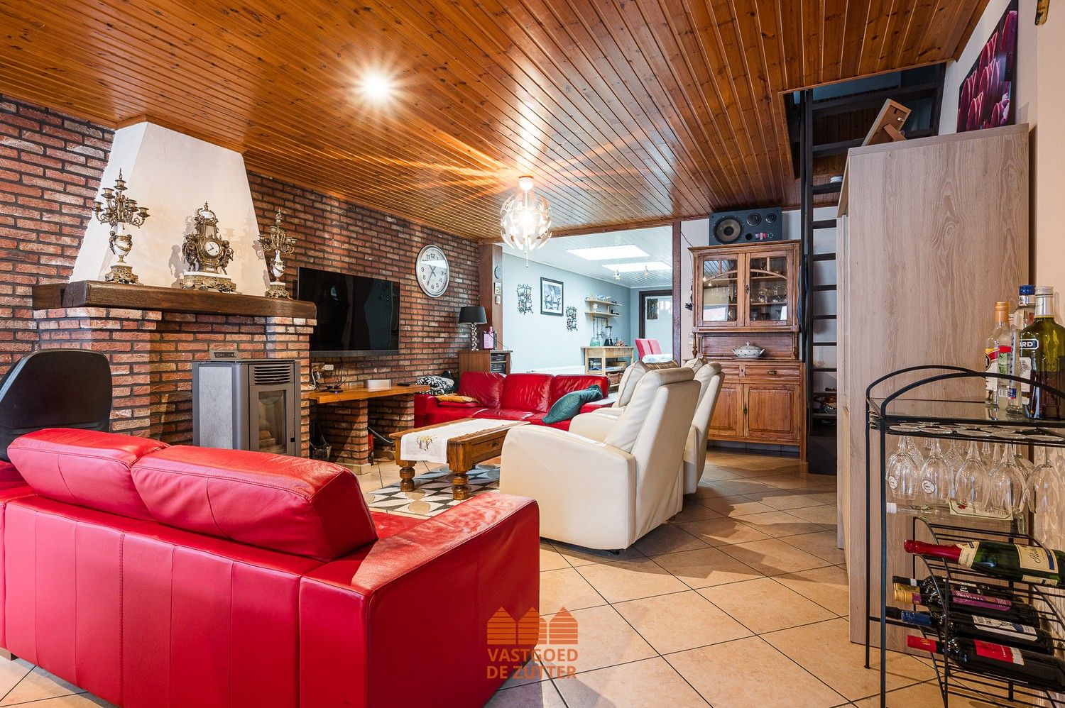 Instapklare woning op toplocatie met tuin en achterliggende autostaanplaats foto 3