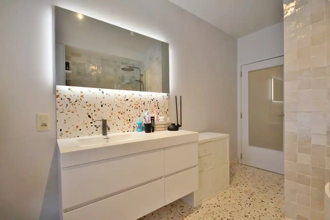 Gezellige triplex op toplocatie met 2 slaapkamers, terras en ondergrondse autostaanplaats foto 16