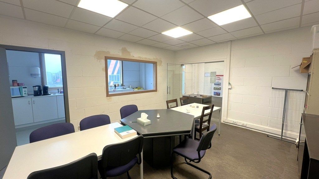 Magazijn met rolbrug en kantoren nabij N47 in Zele foto 6