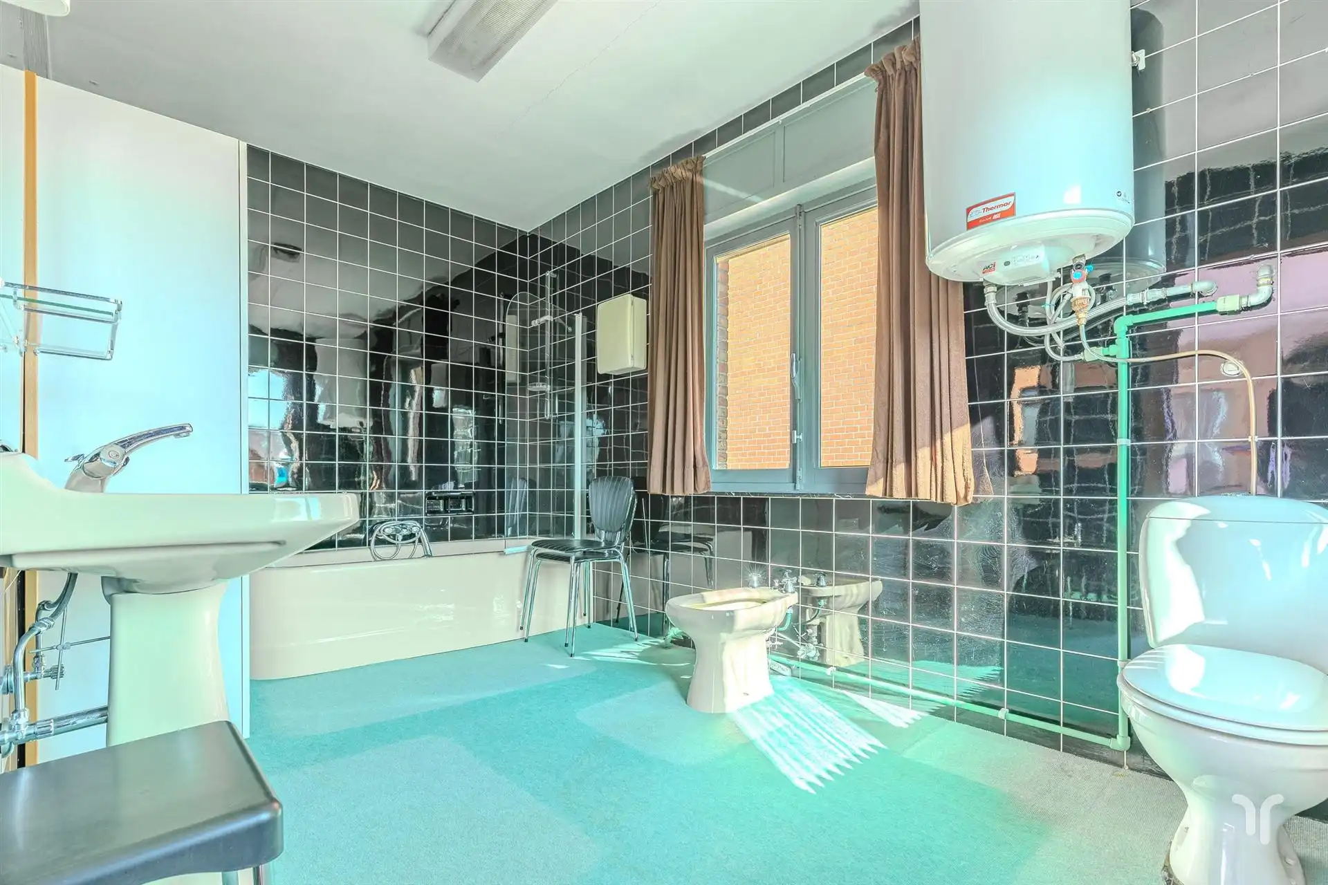Te renoveren karaktervolle burgerwoning op ruim, zuidgericht perceel met oprit en garages. foto 14