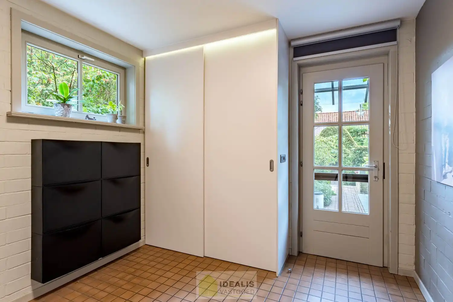 IDYLLISCH GELEGEN BIJZONDERE EIGENDOM BESTAANDE UIT RIANT WOONHUIS, APART BEWOONBAAR BIJGEBOUW EN ATELIER OMGEVEN DOOR EEN SCHITTERD AANGELEGDE TUIN EN WEILAND. Het domein is toegankelijk zowel aan de mooie Urnenveldstraat doch ook via een uitzonderlijk mooie oprijlaan toegankelijk langs de boszijde van het perceel. Deze vrijstaande woning, gebouwd in 1986, beschikt over een sfeervolle leefruimte in vol contact met de tuin en biedt een heerlijke atmosfeer dankzij de centraal geplaatste speksteenkachel. Op de verdieping beschikt de woning over slaapkamers en sanitair. Een absolute meerwaarde is het afzonderlijk volledig ingericht bijhuisje, centraal op het perceel, voorzien van alle woonfaciliteiten. Verder is er de mogelijkheid om wonen/werken te combineren via het knap afgewerkte atelier, met vergezicht op het eigen weiland. Geschikt voor kandidaten op zoek naar een ruime en instapklare parel met een idyllische uitstraling! foto 22