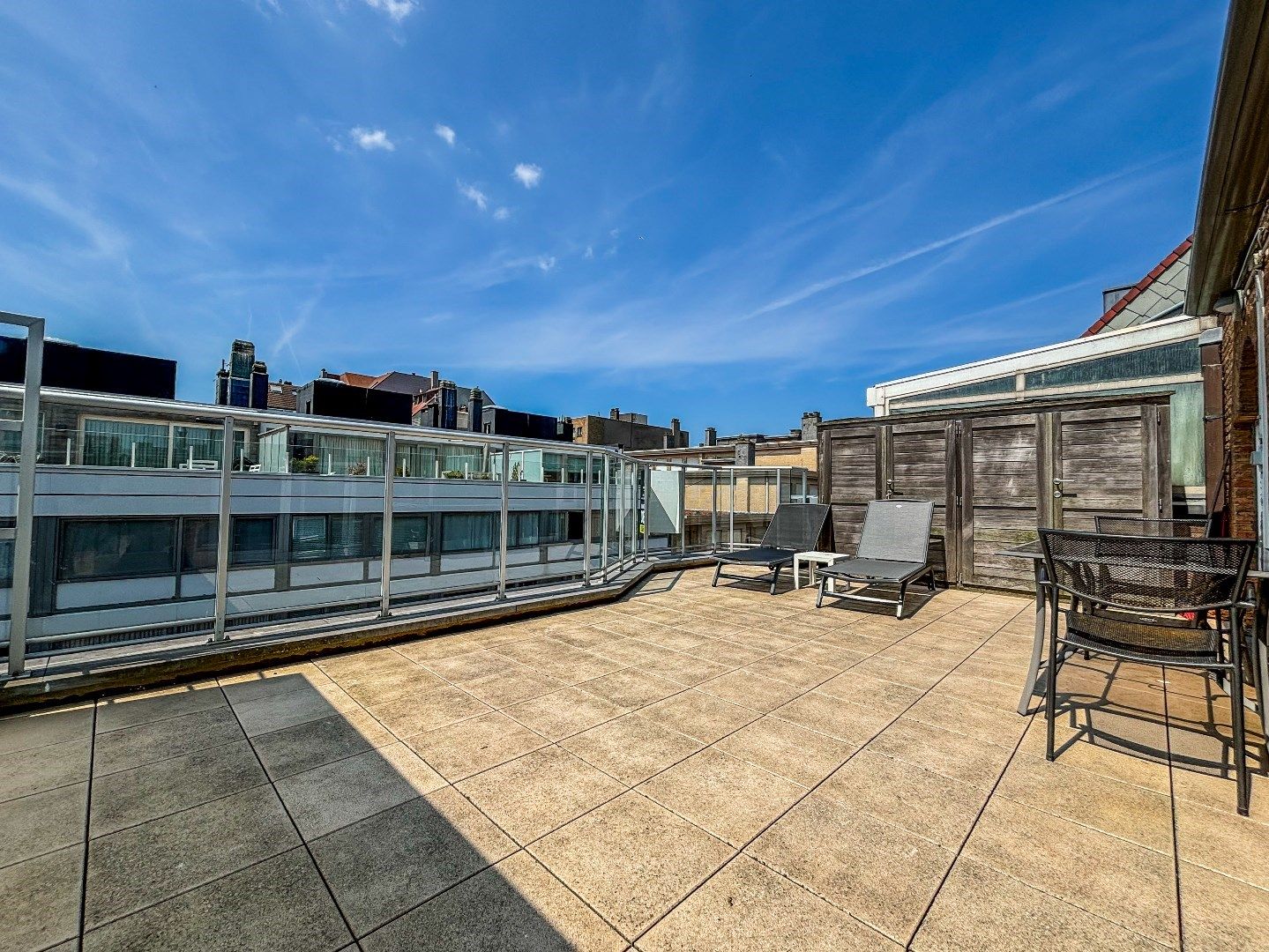 Aangenaam dakappartement met uitzonderlijke zonneterrassen en zijdelings zeezicht, gelegen op 50 meter van de Zeedijk. foto 4