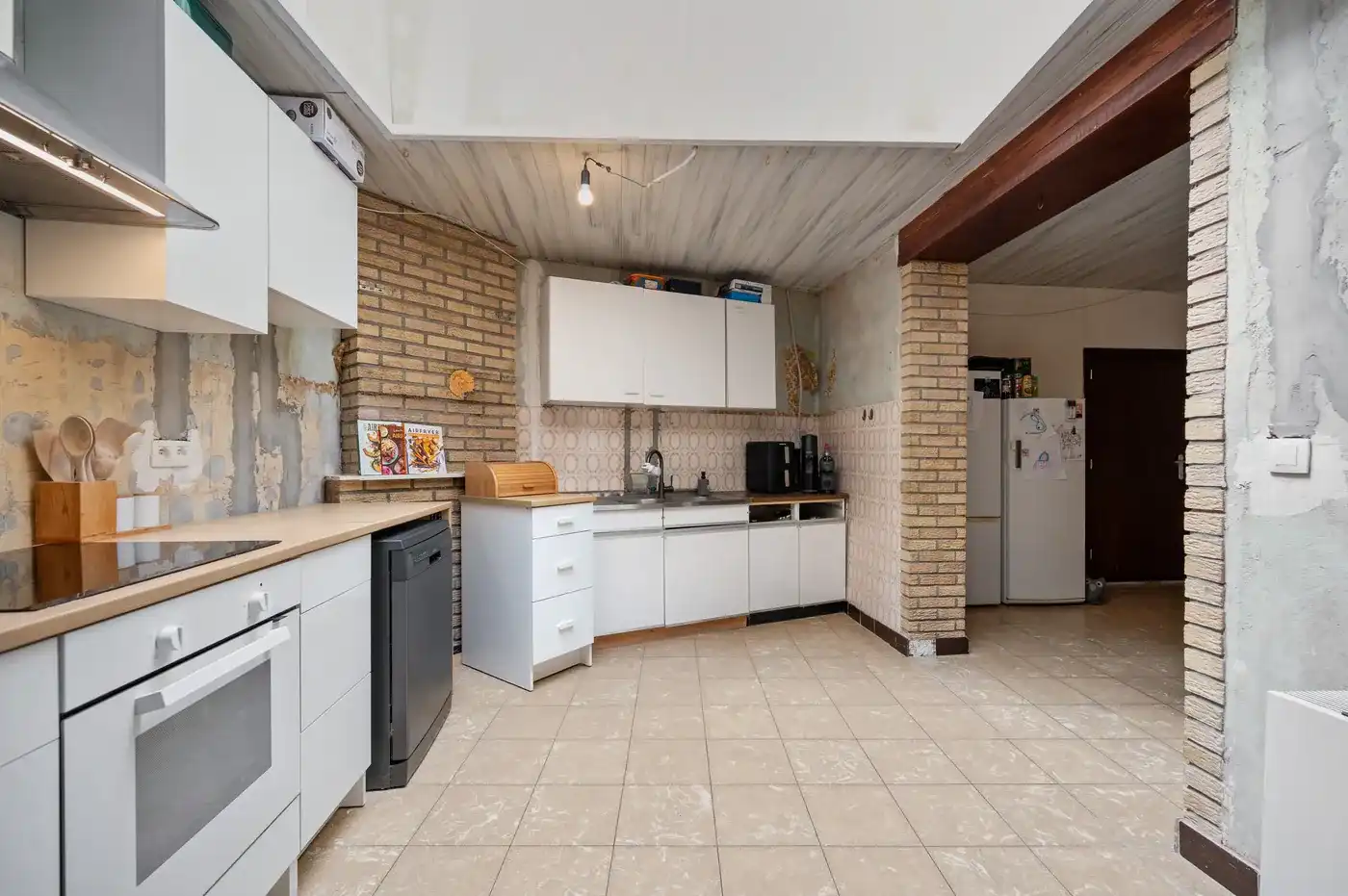 Half te renoveren rijwoning met 3 slpks met tuin, terras en 4 parkeerplaatsen. foto 10