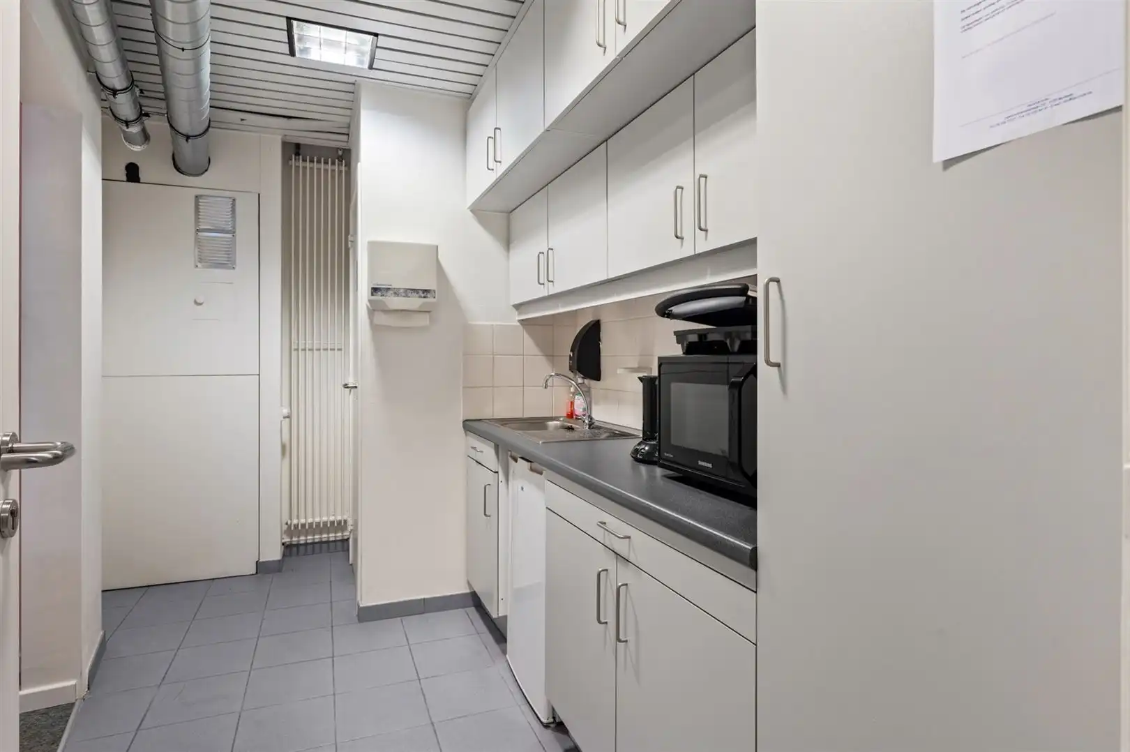 Instapklaar kantoor of handelspand langs bruisende Lambrechtshoekenlaan. foto 10