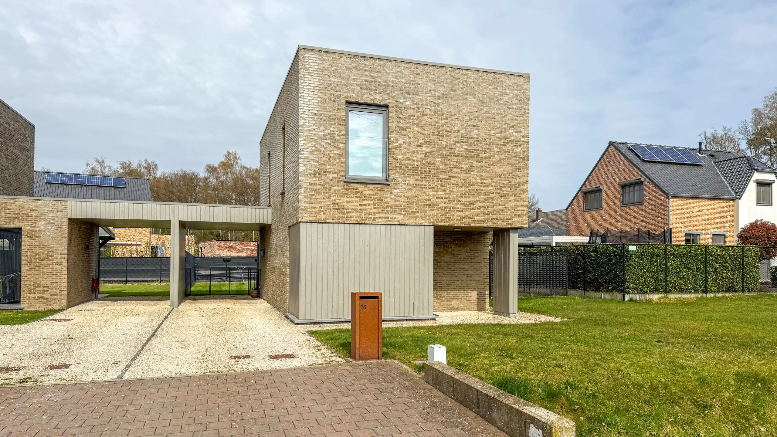 Instapklare energiezuinige woning (2020) met tuin en carport foto {{pictureIndex}}