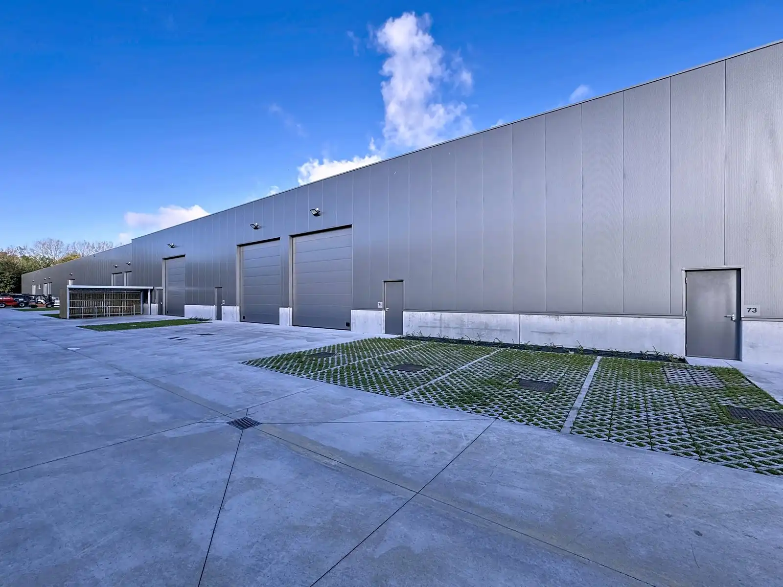 NB KMO-UNIT (227m²) met mezzanine (82m²) op verdieping, elektrische sectionaalpoort en sanitair blok te huur op industriezone "Herdersbrug" te 8000 Brugge foto 9