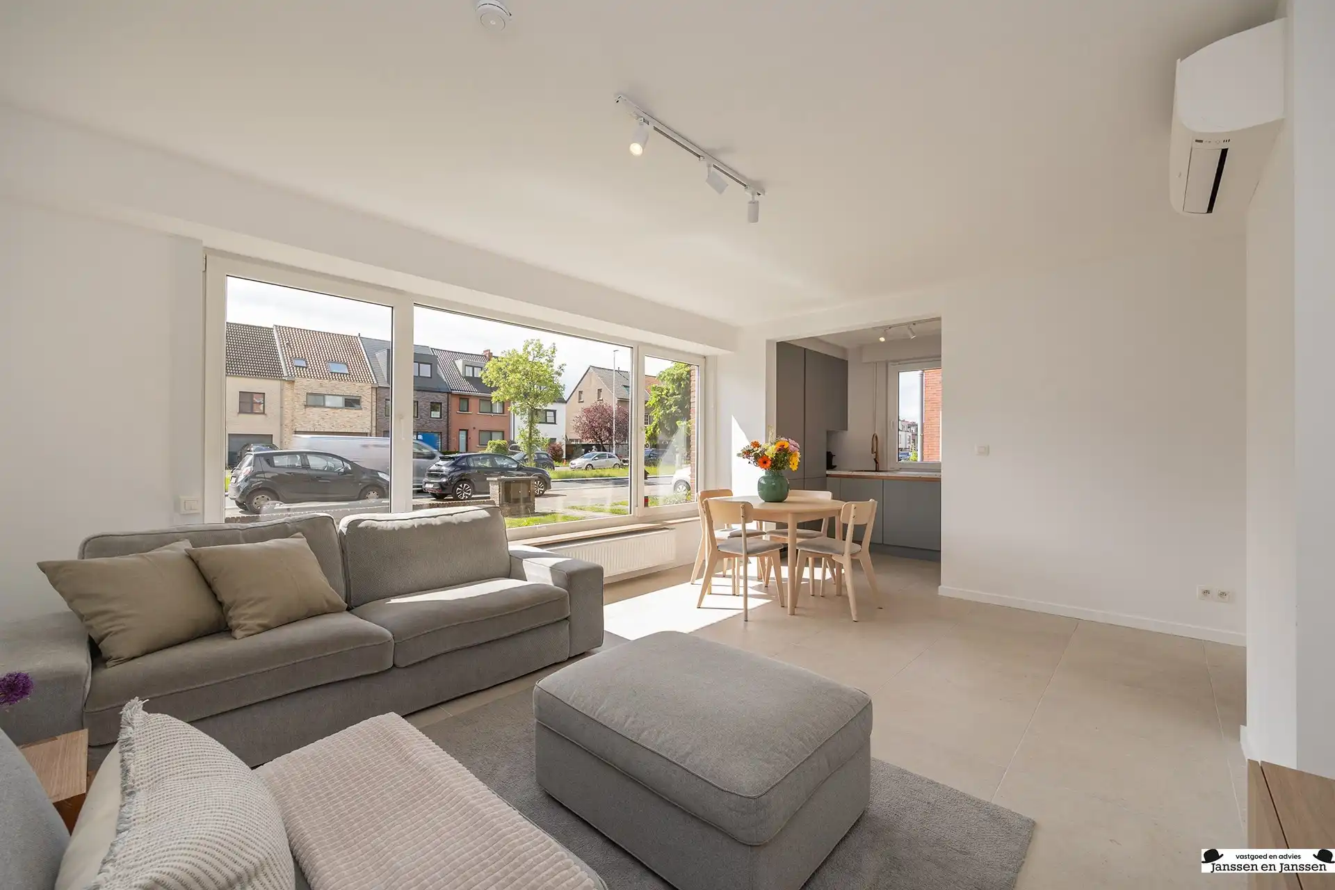 Volledig gerenoveerd gelijkvloers appartement op top locatie foto 2