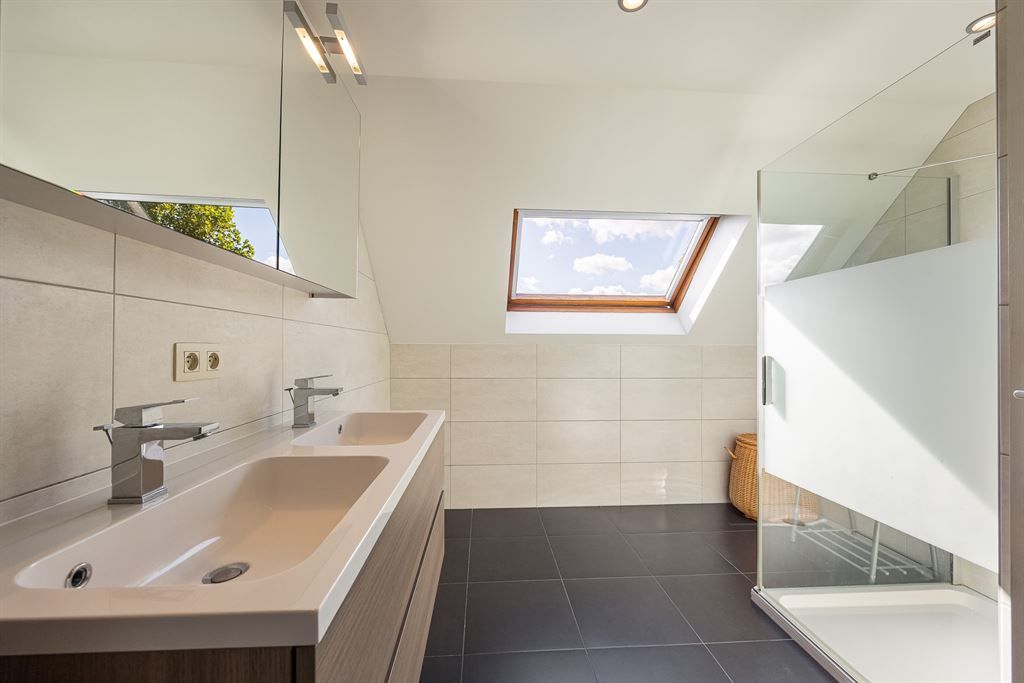 Instapklare woning in een zeer rustige wijk! foto 18