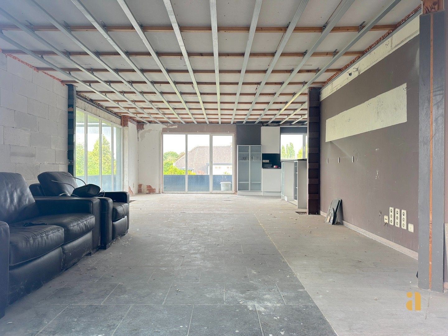Creëer uw eigen thuis in dit lichtrijke casco appartement foto 2