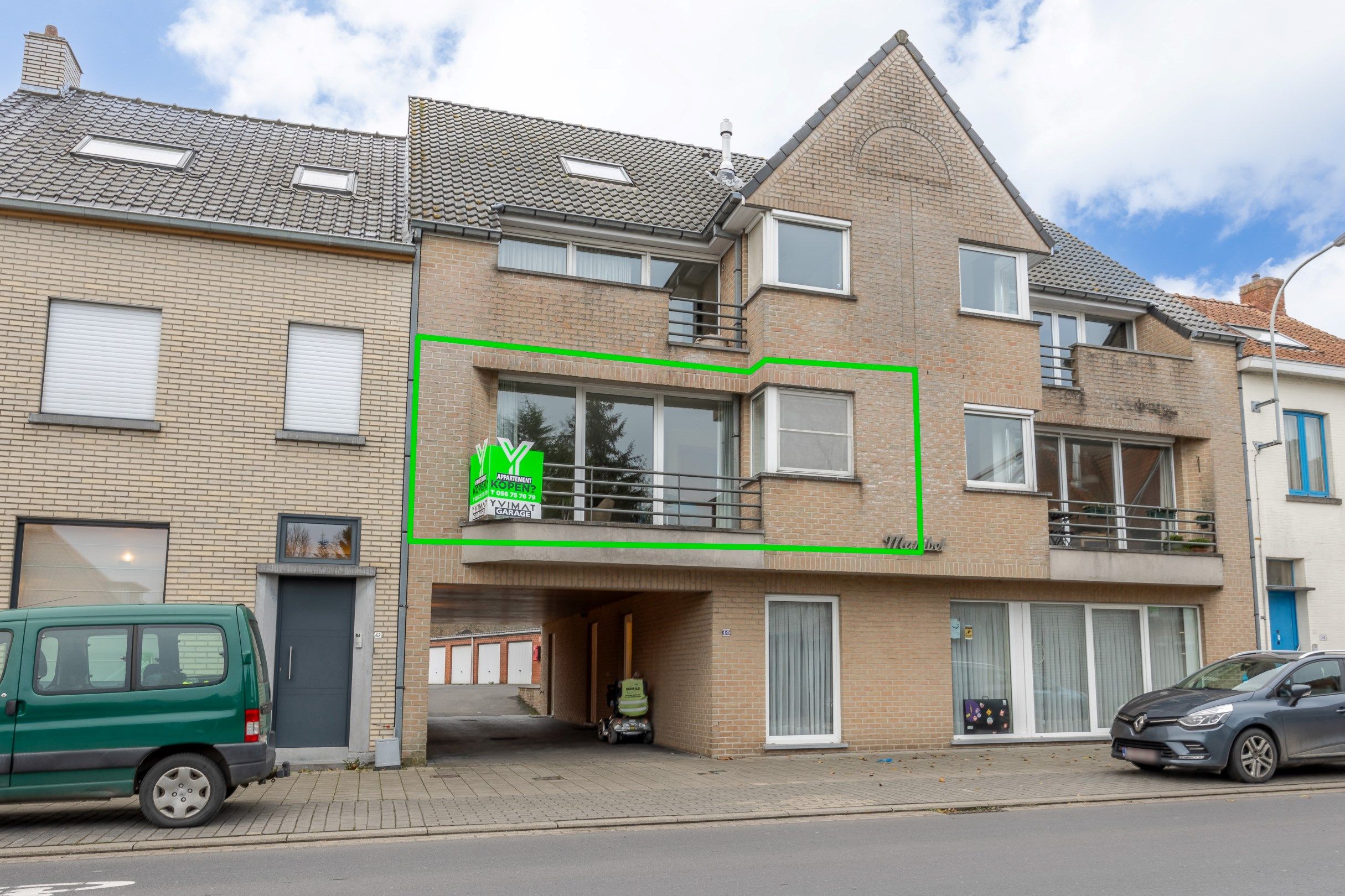 PRACHTIG APPARTEMENT IN HARTJE ZWEVEGEM MET GARAGE foto {{pictureIndex}}