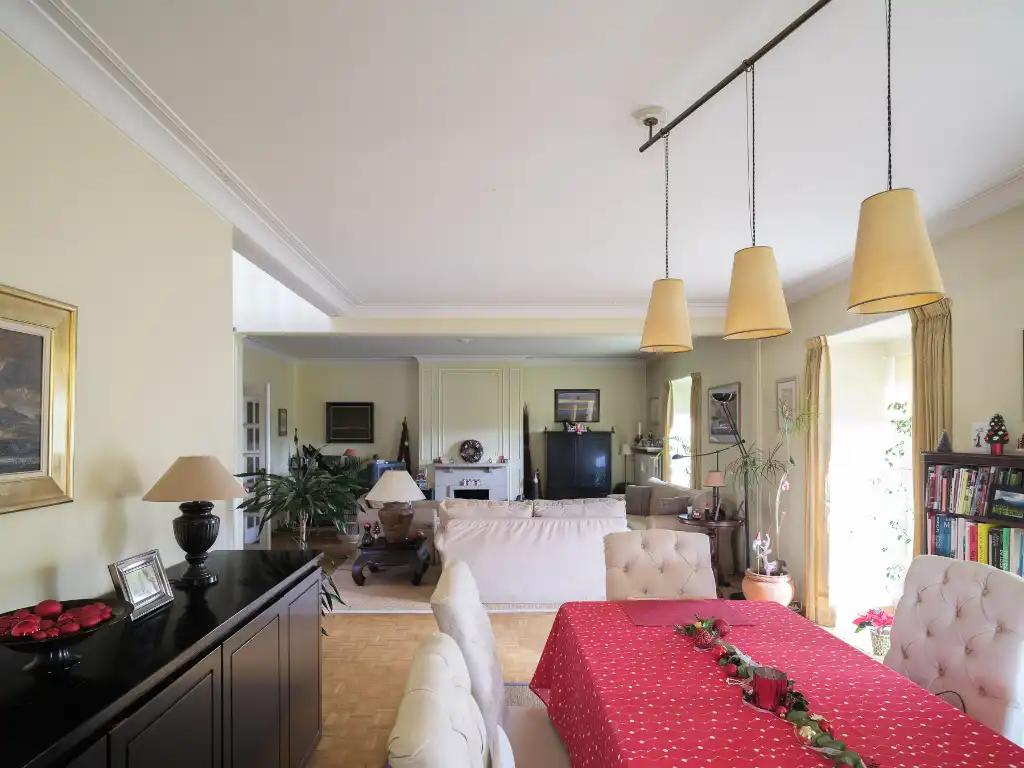 Ruim en stijlvol duplexappartement (bew. opp. ±154 m²) met 3 slaapkamers, gelegen in de standingvolle residentie ‘Versailles’, op slechts 10 minuten van het centrum van Gent. foto 6