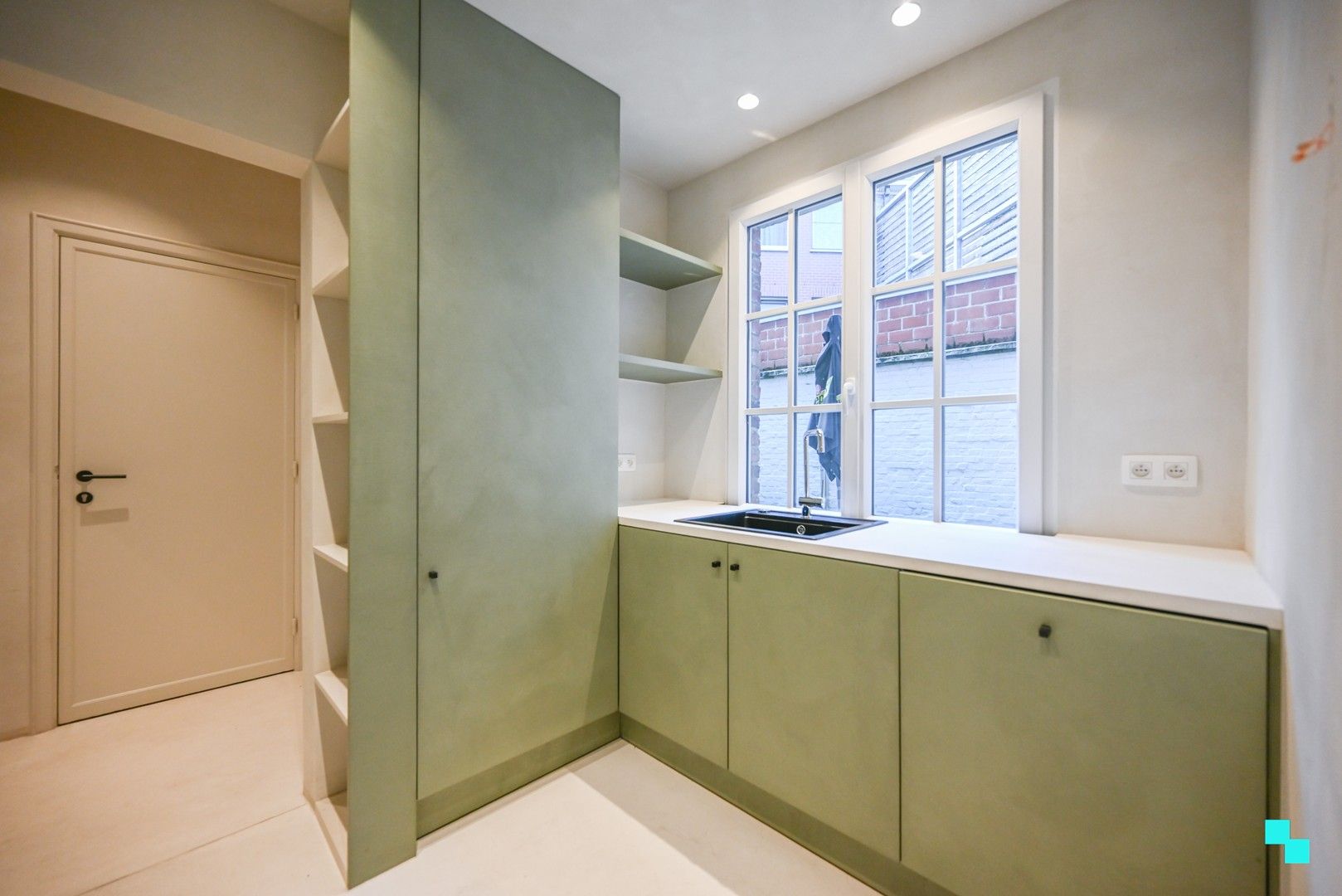 Stijlvol gerenoveerd appartement in hartje Kortrijk foto 9