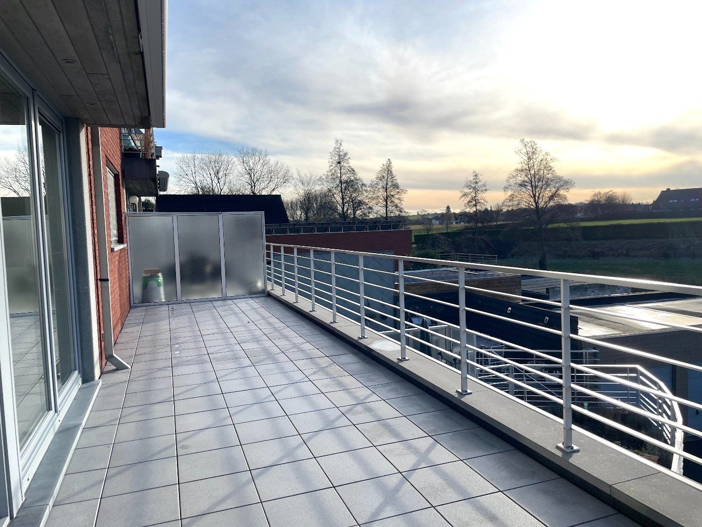 Uiterst lichtrijk appartement met heel groot terras en garage! foto 17